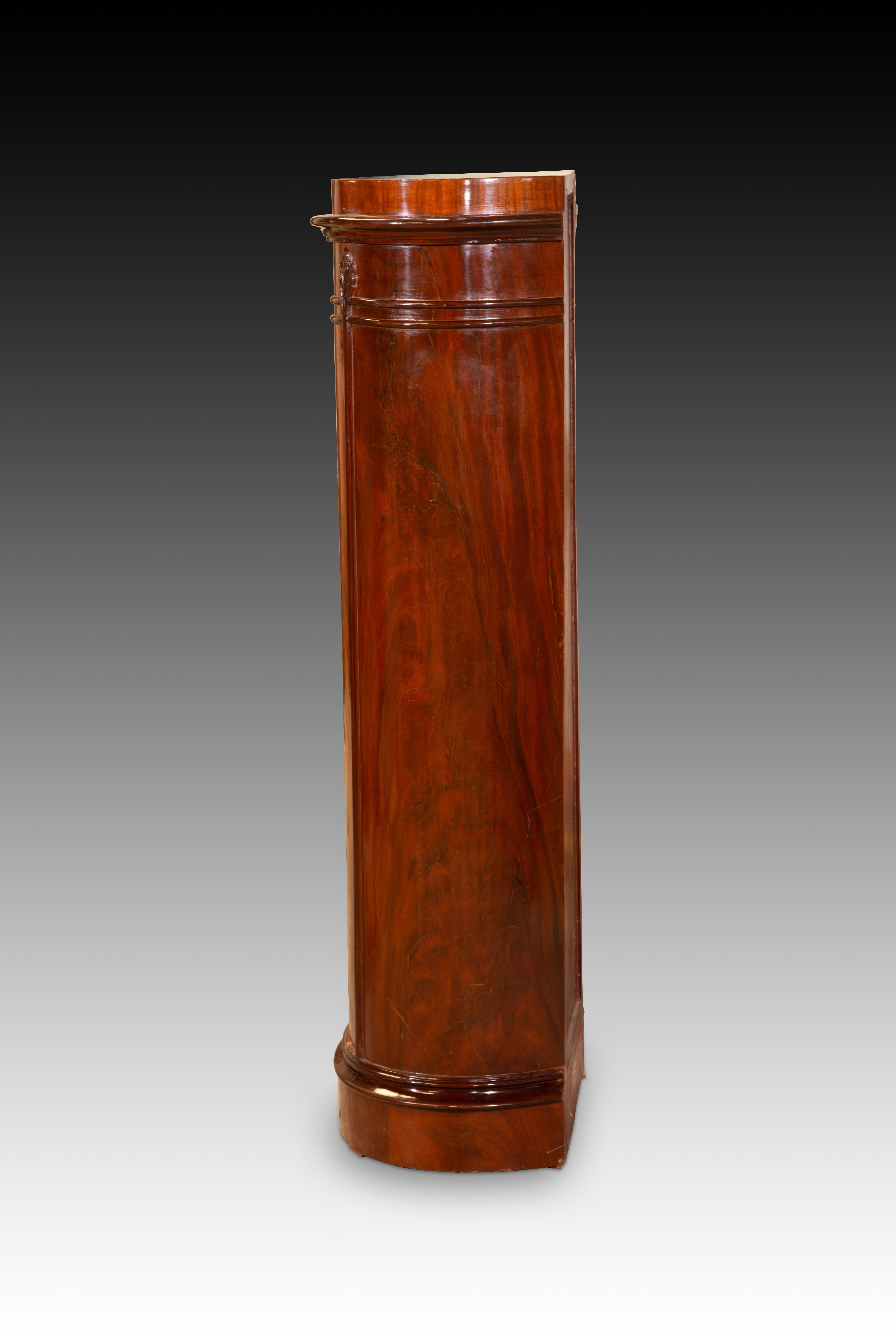  Mobili a colonna o bitte Biedermeier. Wood. XX secolo. 
Armadio ovale con un'anta sul davanti, un tipo di armadio noto come armadio a colonna per la sua forma, che dispone di ripiani all'interno. Stilisticamente mostra forti influenze dello stile