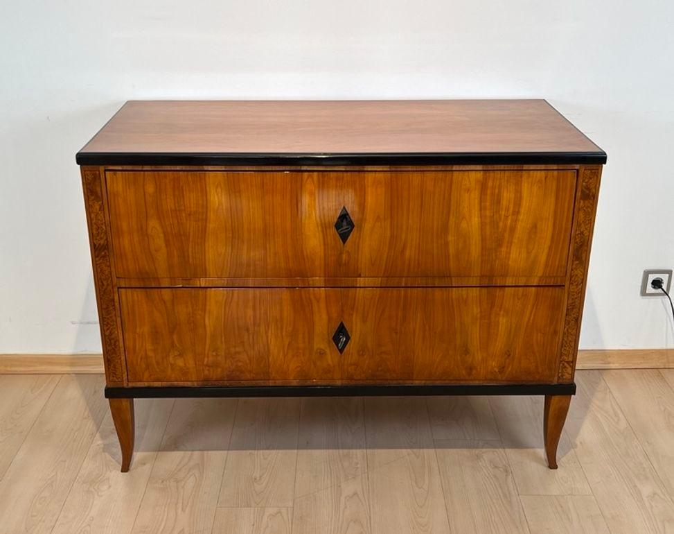 Beautiful, straight-lined Biedermeier commode or chest of drawers in cherry wood with two drawers in southern Germany/Franconia around 1820.
Cherry and birch root veneered on softwood and solid cherry. Restored and hand polished with