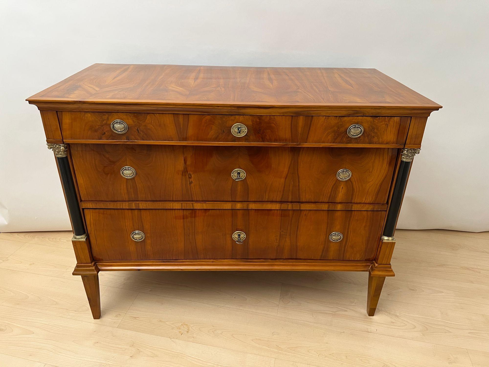 Feine, frühe Biedermeier-Kommode oder Kommode mit drei Schubladen aus Kirschholz aus Franken um 1820.

Kirsche furniert auf Weichholz. Ebonisierte Halbsäulen mit Kapitellen und Basen aus korinthischem Messing.
Drei Schubladen mit erneuerten