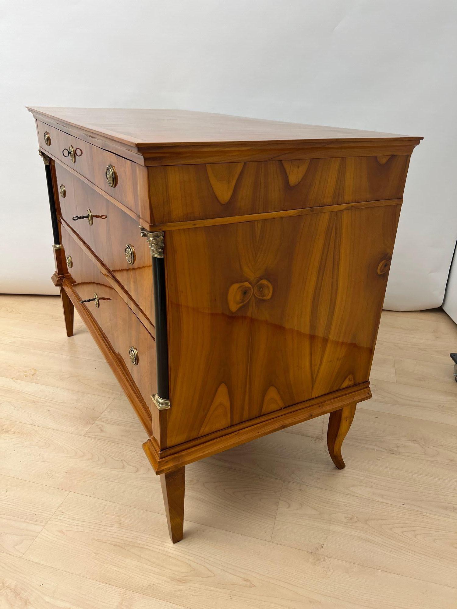 Biedermeier Kommode, Kirsche Furnier, Messing, Franken um 1820 im Zustand „Gut“ im Angebot in Regensburg, DE