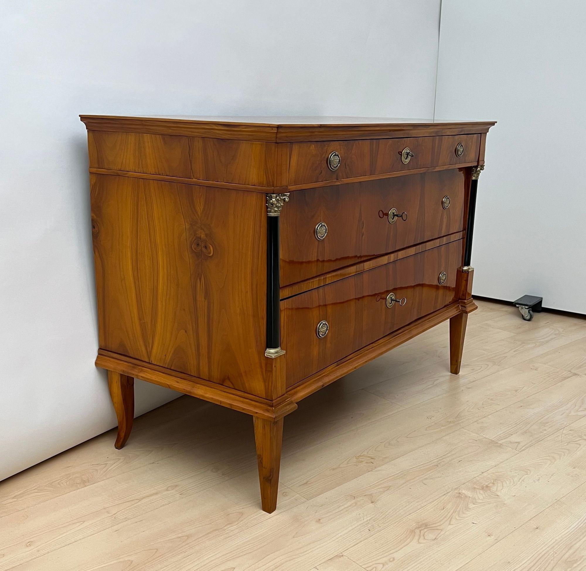Biedermeier Kommode, Kirsche Furnier, Messing, Franken um 1820 (Frühes 19. Jahrhundert) im Angebot