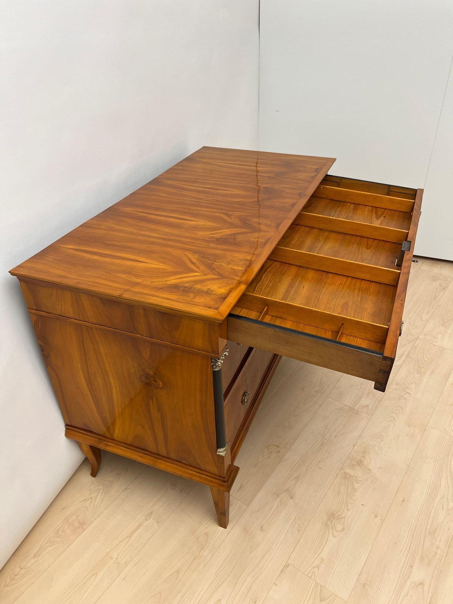 Biedermeier Kommode, Kirsche Furnier, Messing, Franken um 1820 im Angebot 3
