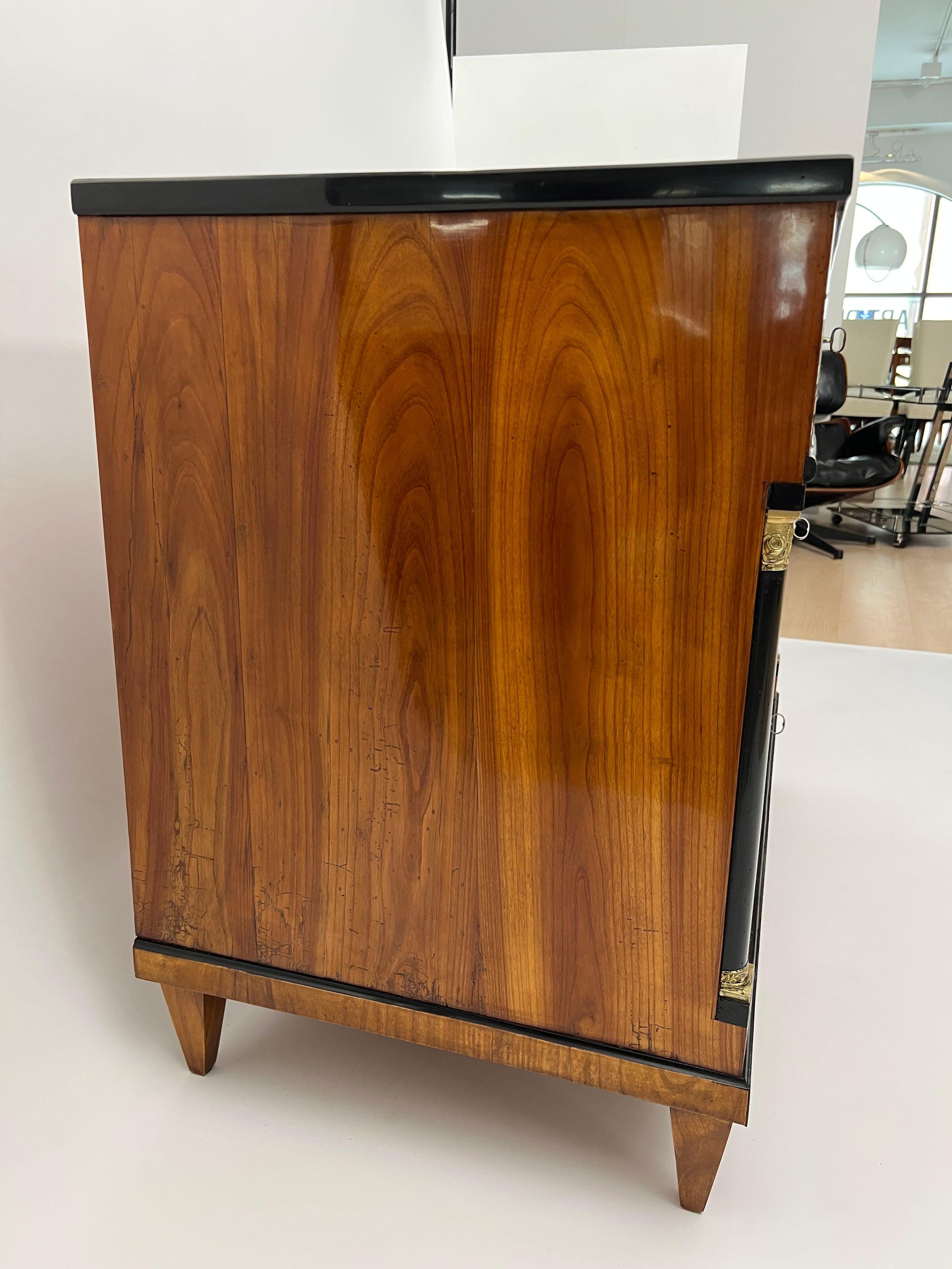 Commode Biedermeier, impiallacciatura di ciliegio, ottone, Germania meridionale, 1820 circa in vendita 6