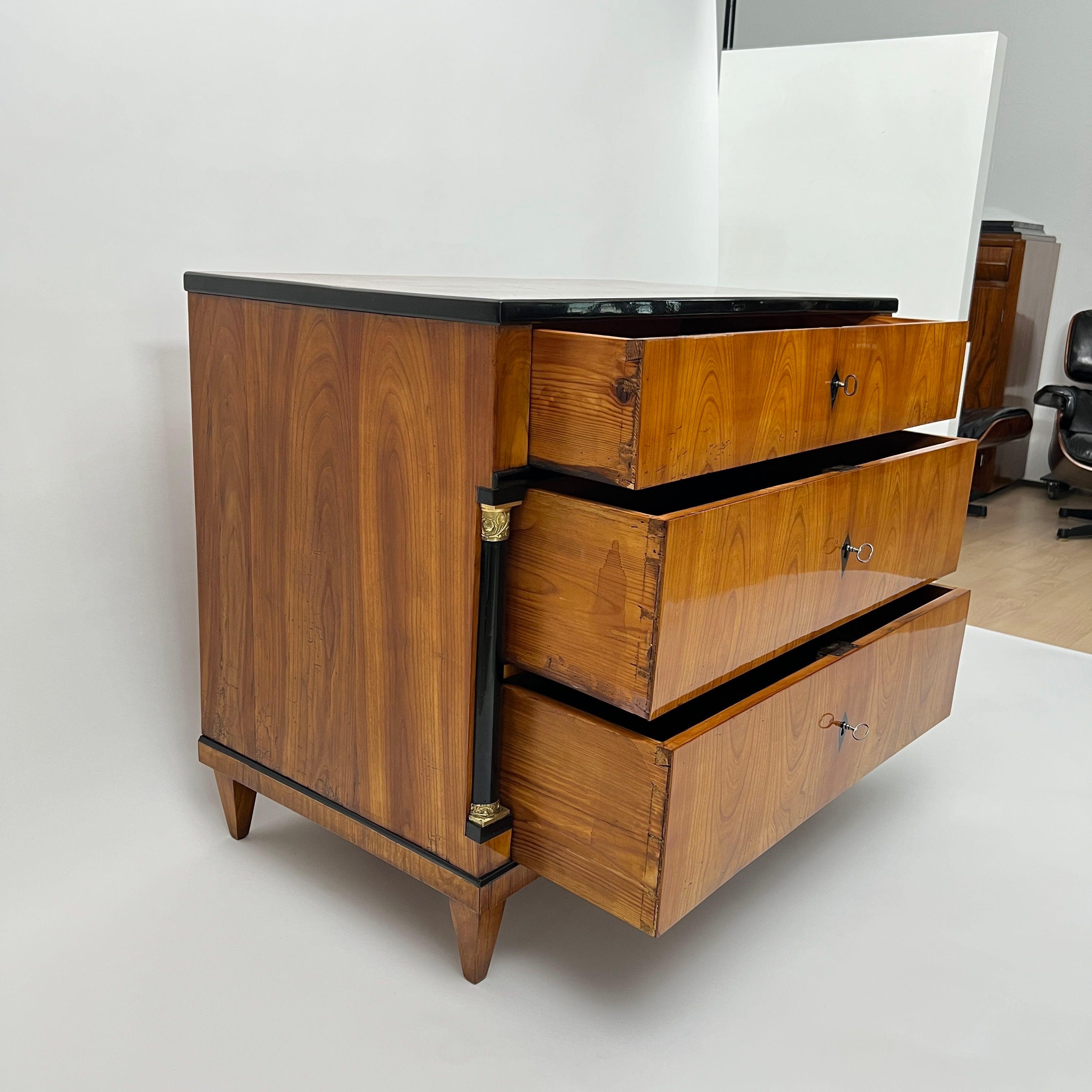 Tedesco Commode Biedermeier, impiallacciatura di ciliegio, ottone, Germania meridionale, 1820 circa in vendita