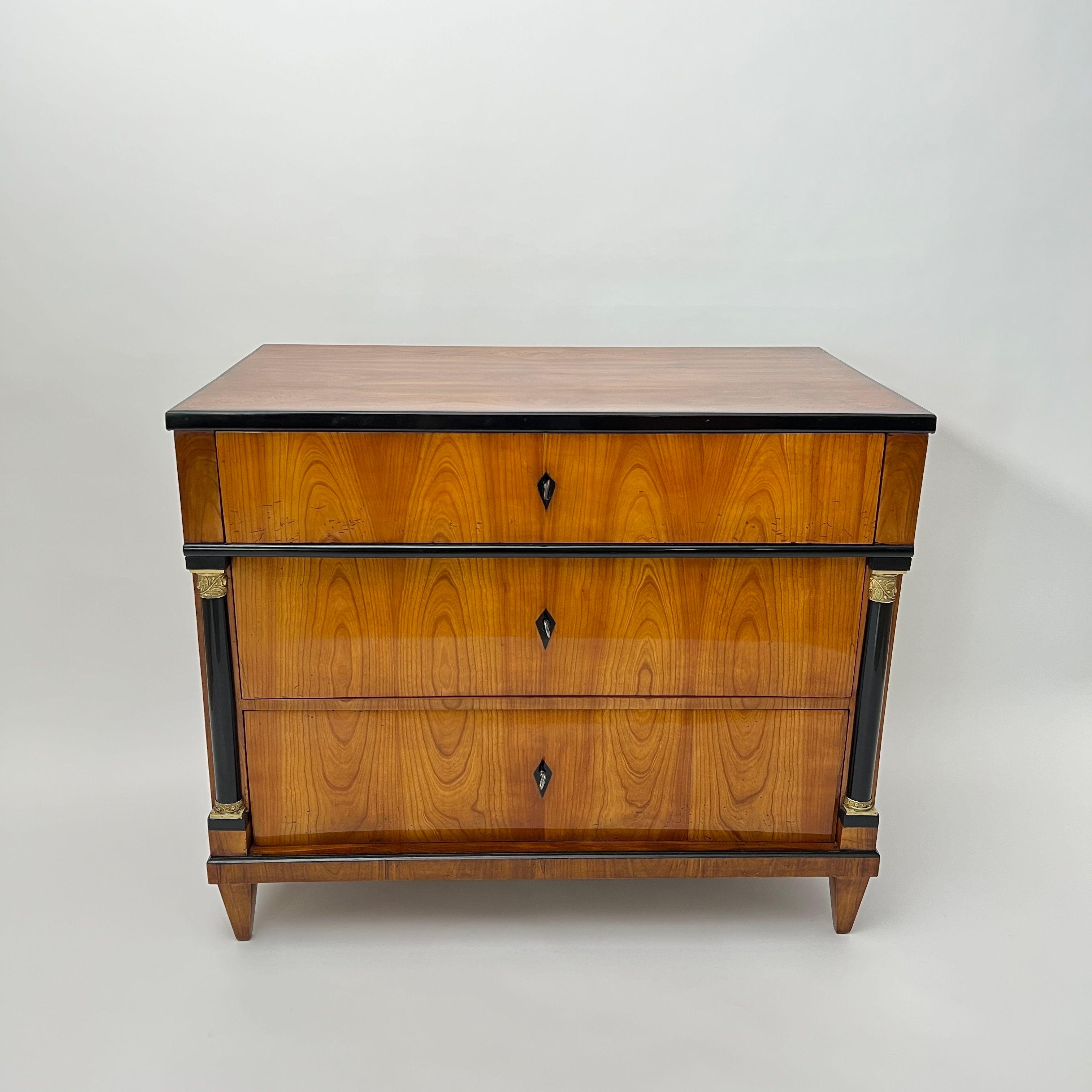 Ebanizzato Commode Biedermeier, impiallacciatura di ciliegio, ottone, Germania meridionale, 1820 circa in vendita