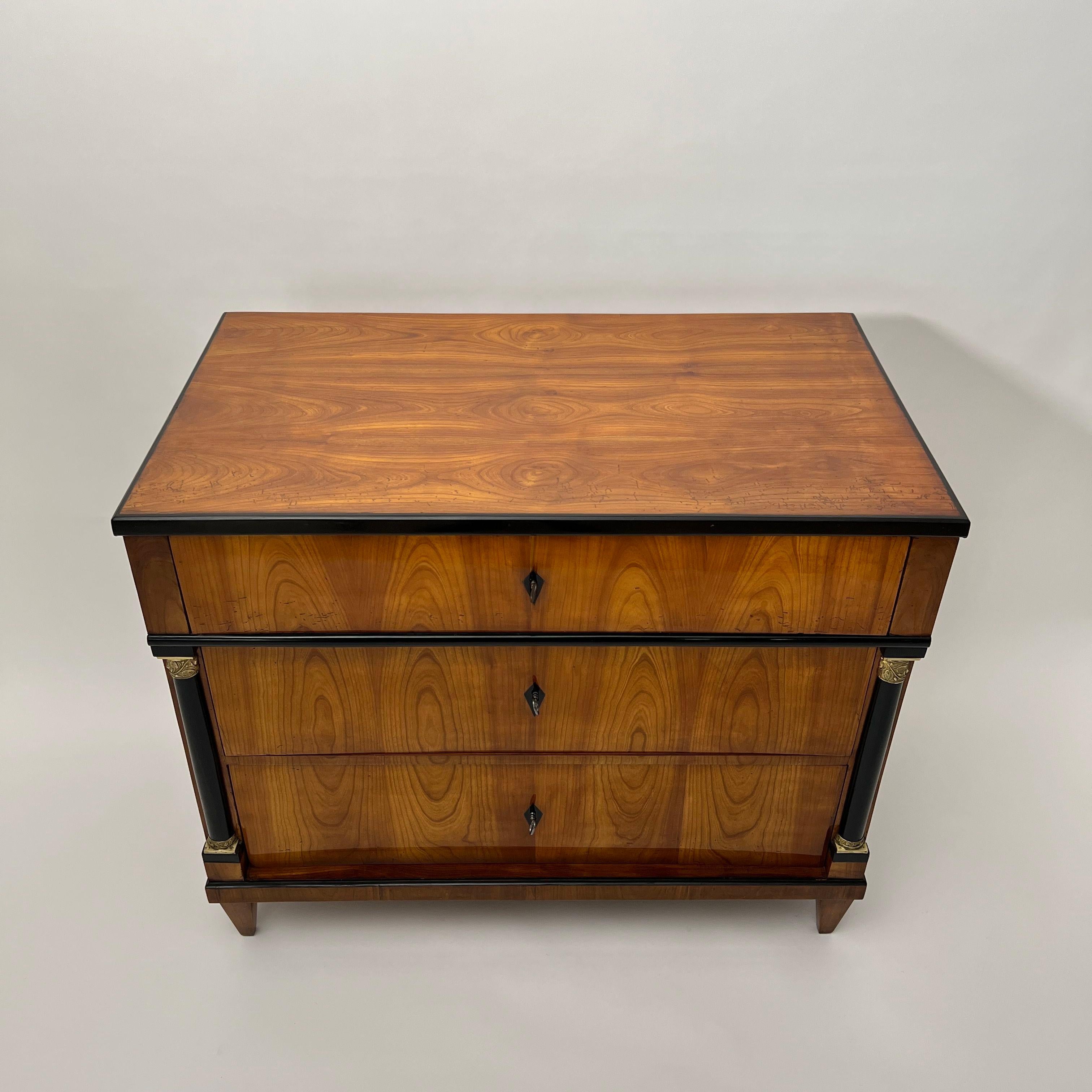 Commode Biedermeier, impiallacciatura di ciliegio, ottone, Germania meridionale, 1820 circa In condizioni buone in vendita a Regensburg, DE