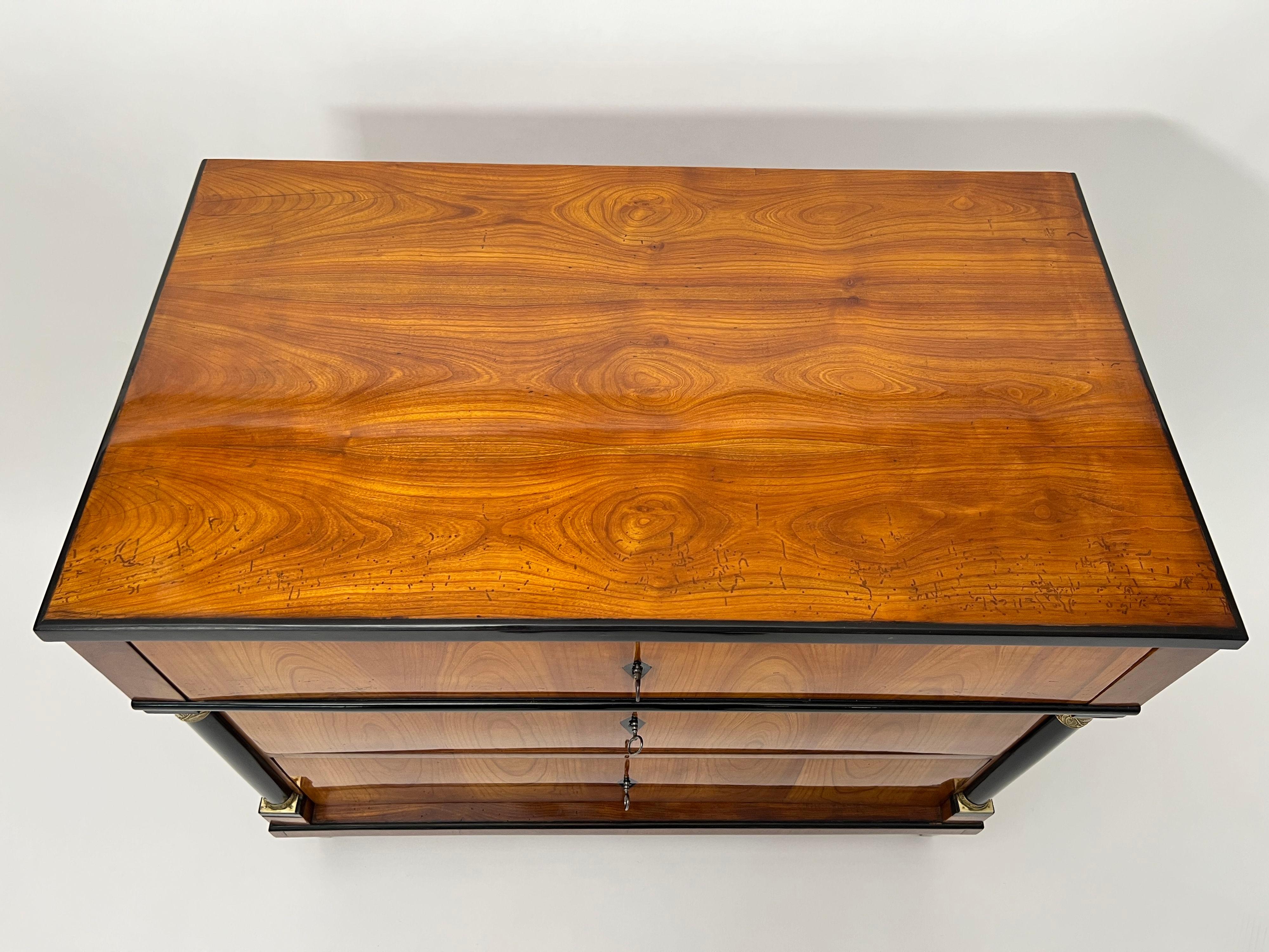 Inizio XIX secolo Commode Biedermeier, impiallacciatura di ciliegio, ottone, Germania meridionale, 1820 circa in vendita