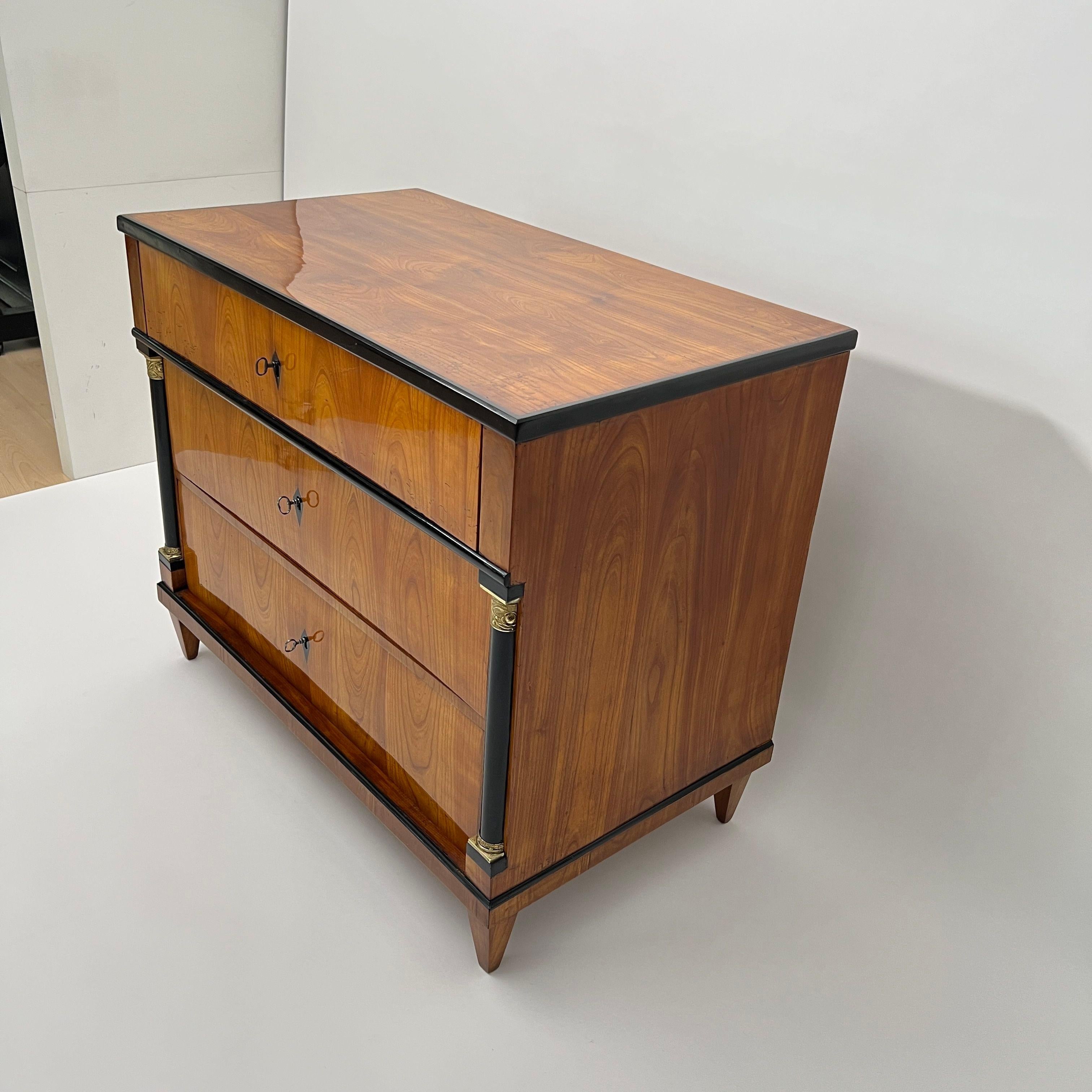 Ottone Commode Biedermeier, impiallacciatura di ciliegio, ottone, Germania meridionale, 1820 circa in vendita