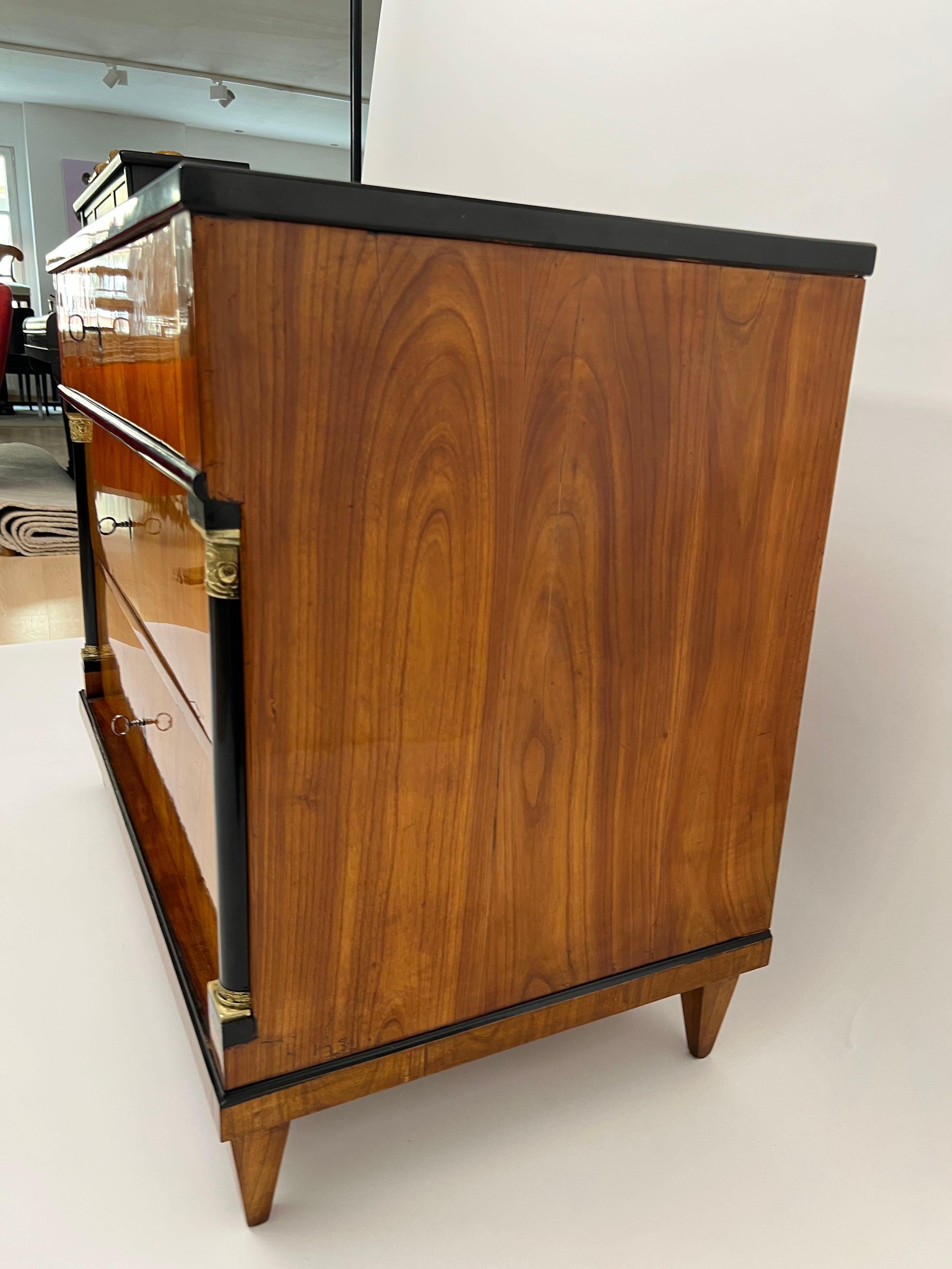 Commode Biedermeier, impiallacciatura di ciliegio, ottone, Germania meridionale, 1820 circa in vendita 1
