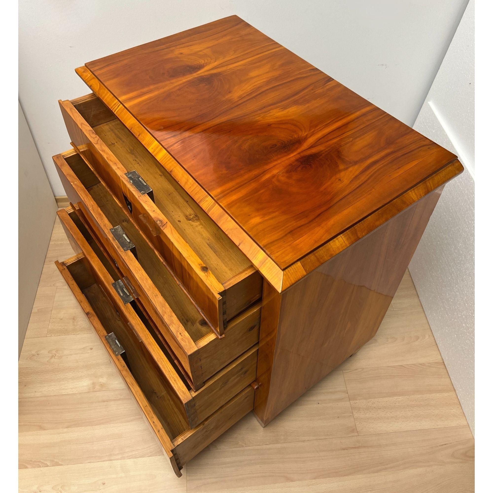 Metà XIX secolo Biedermeier Commode, Cherry Veneer, Ebonized, South Germany, circa 1830 in vendita