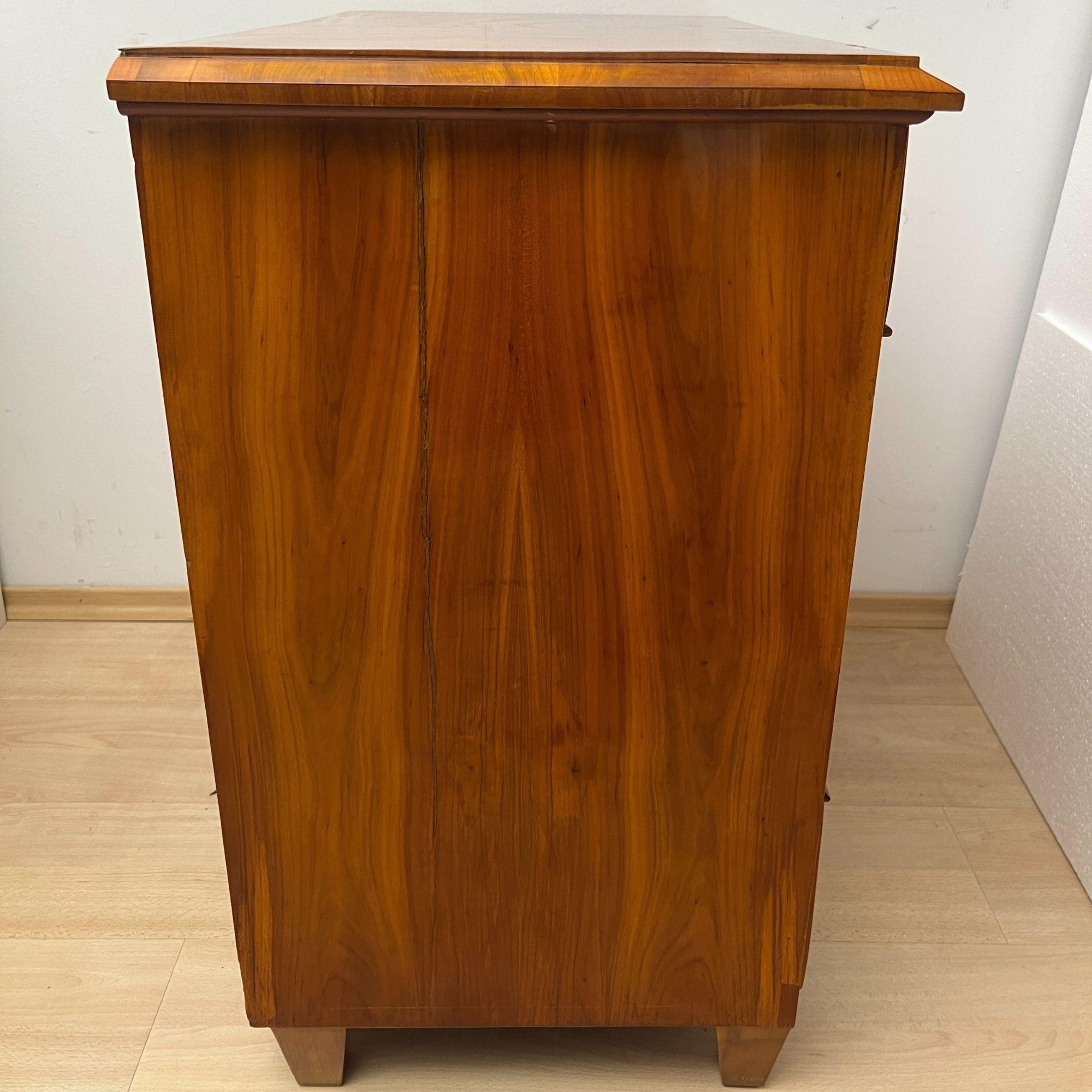 Biedermeier Commode, Cherry Veneer, Ebonized, South Germany, circa 1830 in vendita 1