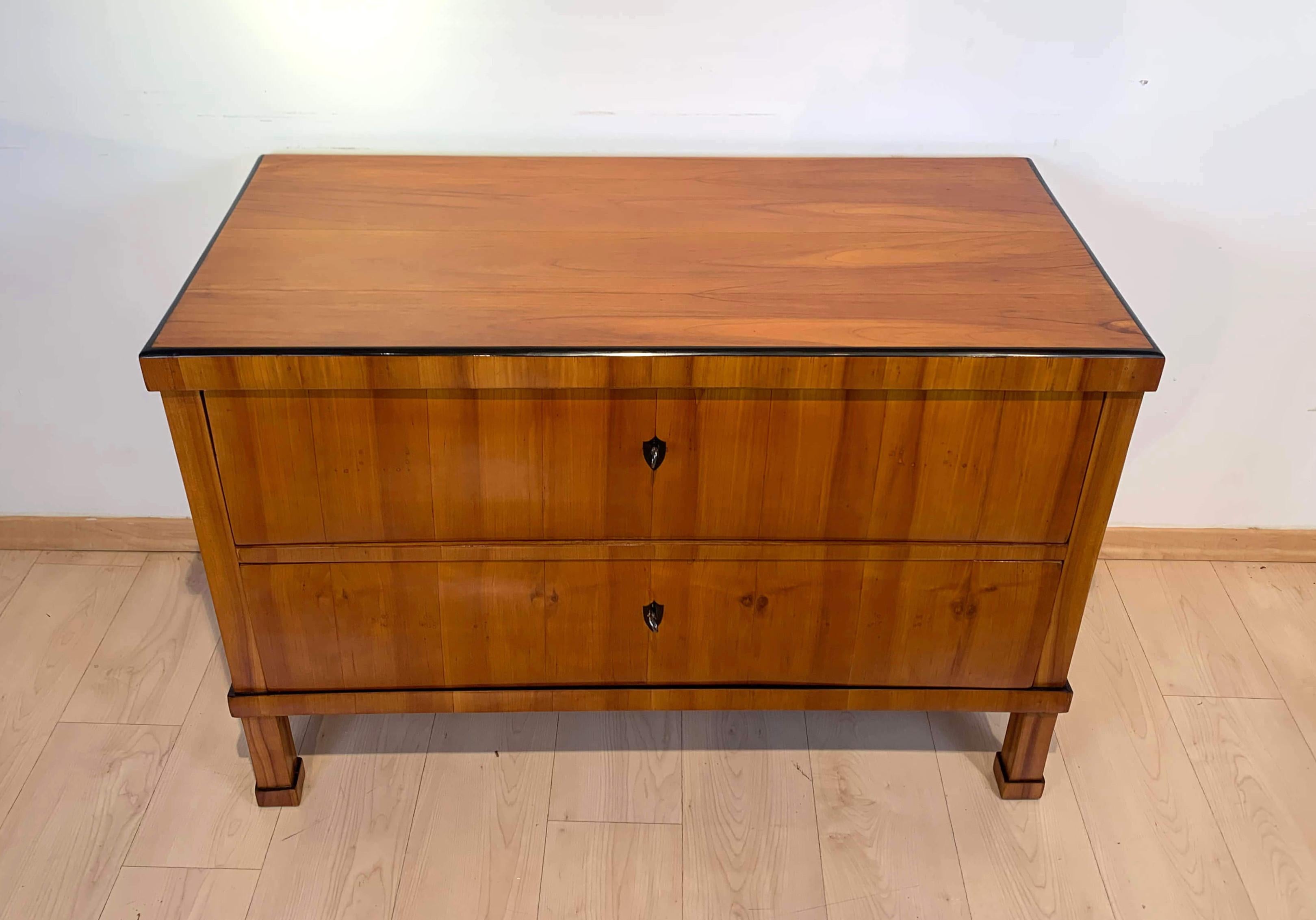 Straightlined neoclassical Biedermeier Commode / Chest of two drawers from Southern Germany, circa 1820-1830.

Wonderful bright yellow cherry veneer and solid wood. Massive 