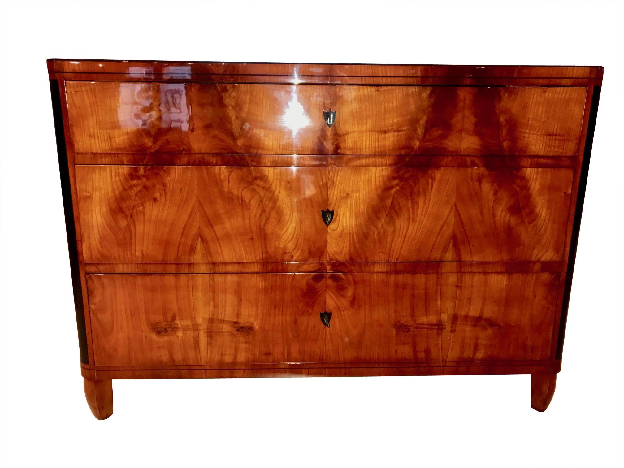 Beautiful, plain, minimalist Biedermeier commode/chest of drawer from early Biedermeier, South Germany. Three drawers and lovely continuous cherry veneer. Circumferential at the top are two ebony inlay bands, the key sign are also ebony inlaid. The