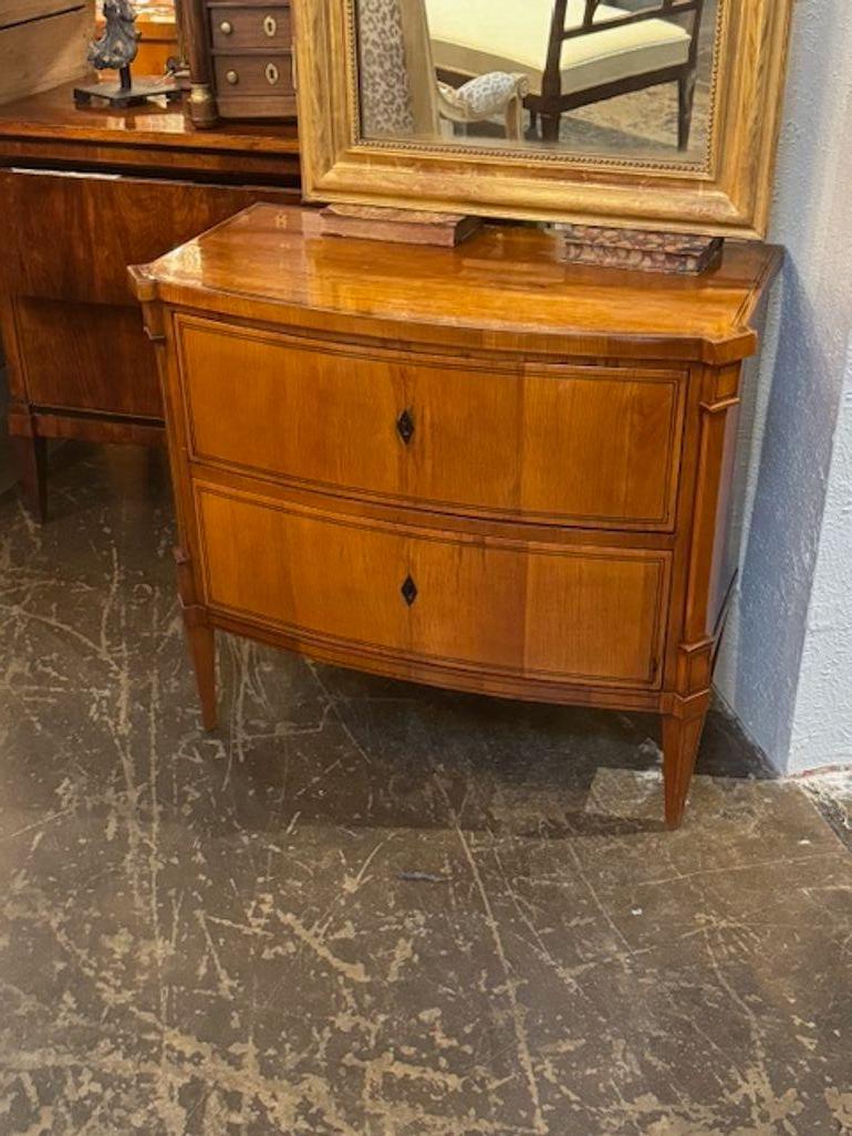 Bellissima commode in noce Biedermeier tedesca del XIX secolo. Circa 1840. Perfetto per il design di oggi!
18d x 34w x 31h
