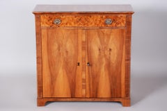 Biedermeier-Kommode aus tschechischem Nussbaumholz, um 1840, vollständig restauriert