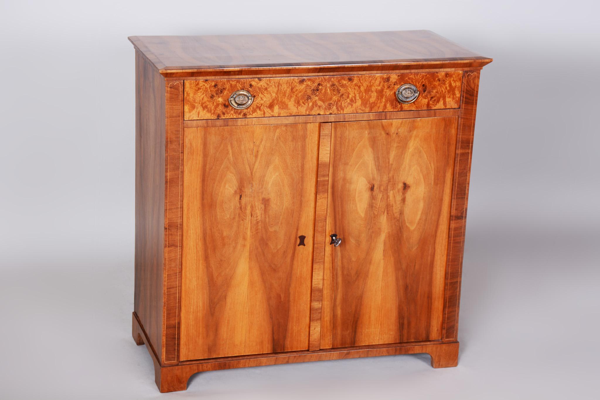Biedermeier Commode Made in Czechia, circa 1840, Fully Restored Walnut In Good Condition For Sale In Horomerice, CZ