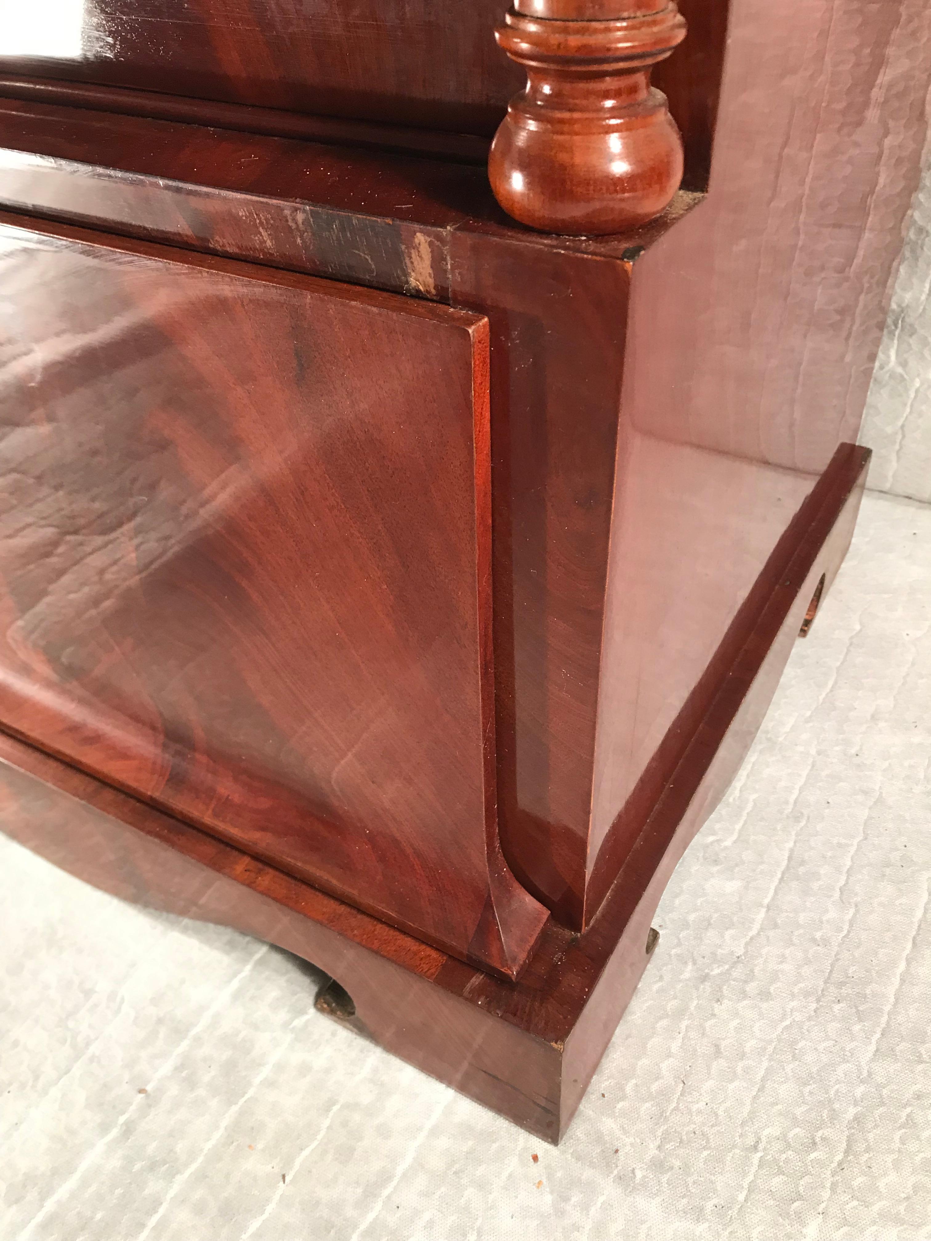 Biedermeier commode, Northern Germany/Denmark, 1820, mahogany veneer. Exquisite small commode with beautiful veneer grain. The commode will be shipped from Germany, shipping costs to Boston are included.