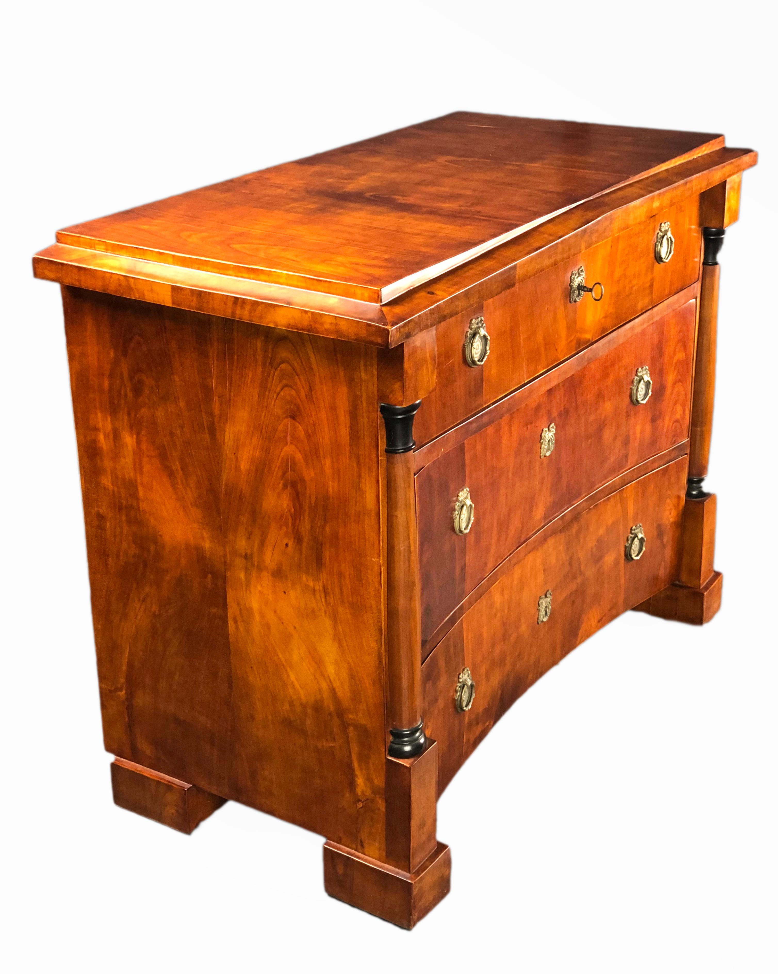 Biedermeier Commode of Rare Concave Front from Early 19th Century Germany In Excellent Condition For Sale In Santander, ES