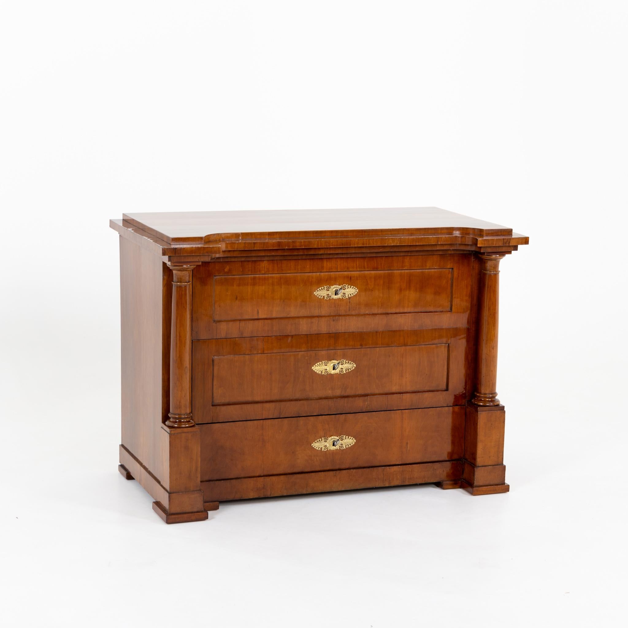 Biedermeier commode with three drawers and flanking full columns, veneered in mahogany.