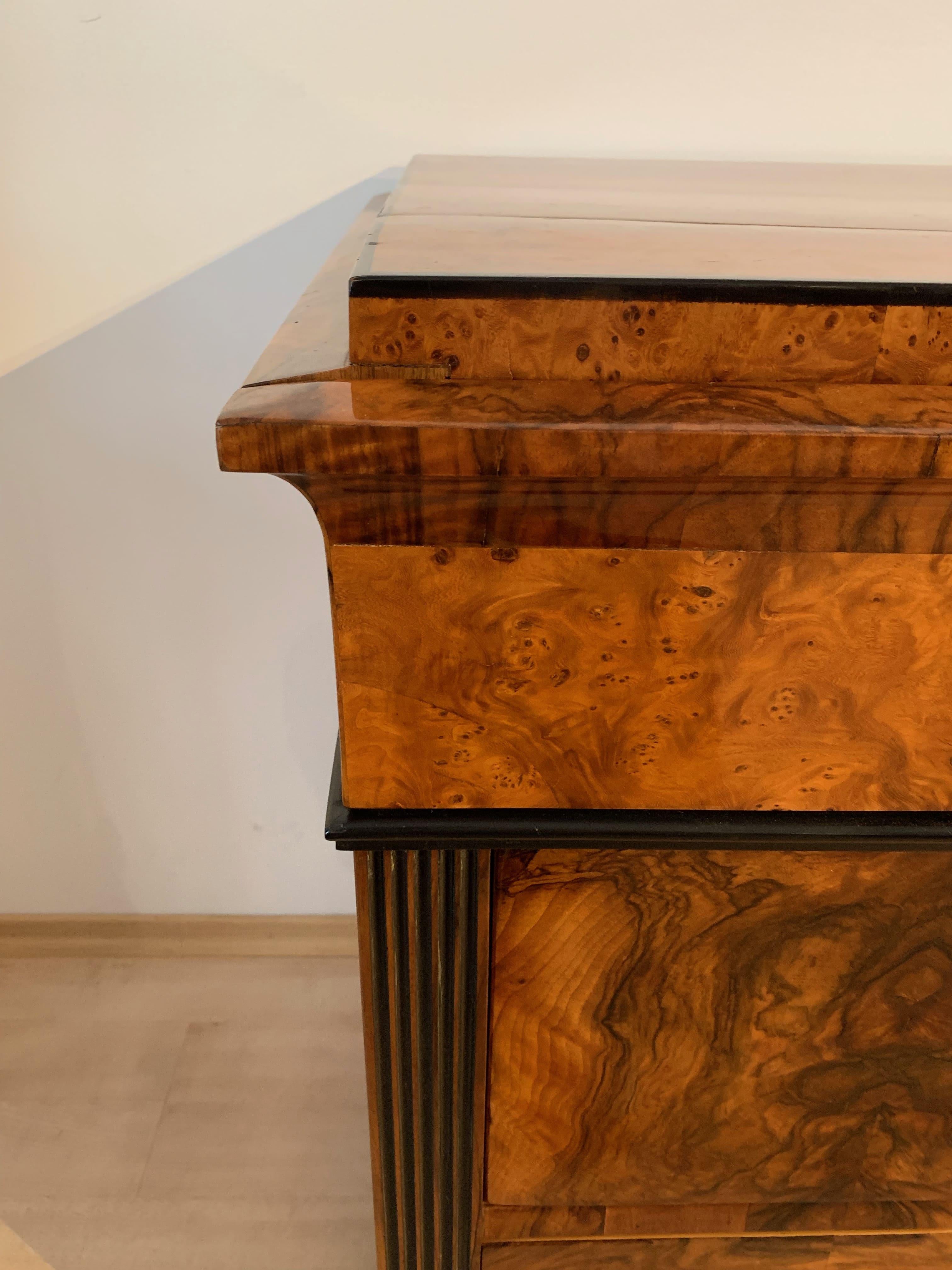 Biedermeier Commode, Walnut and Ash Burl Veneer, Austria, circa 1820 2