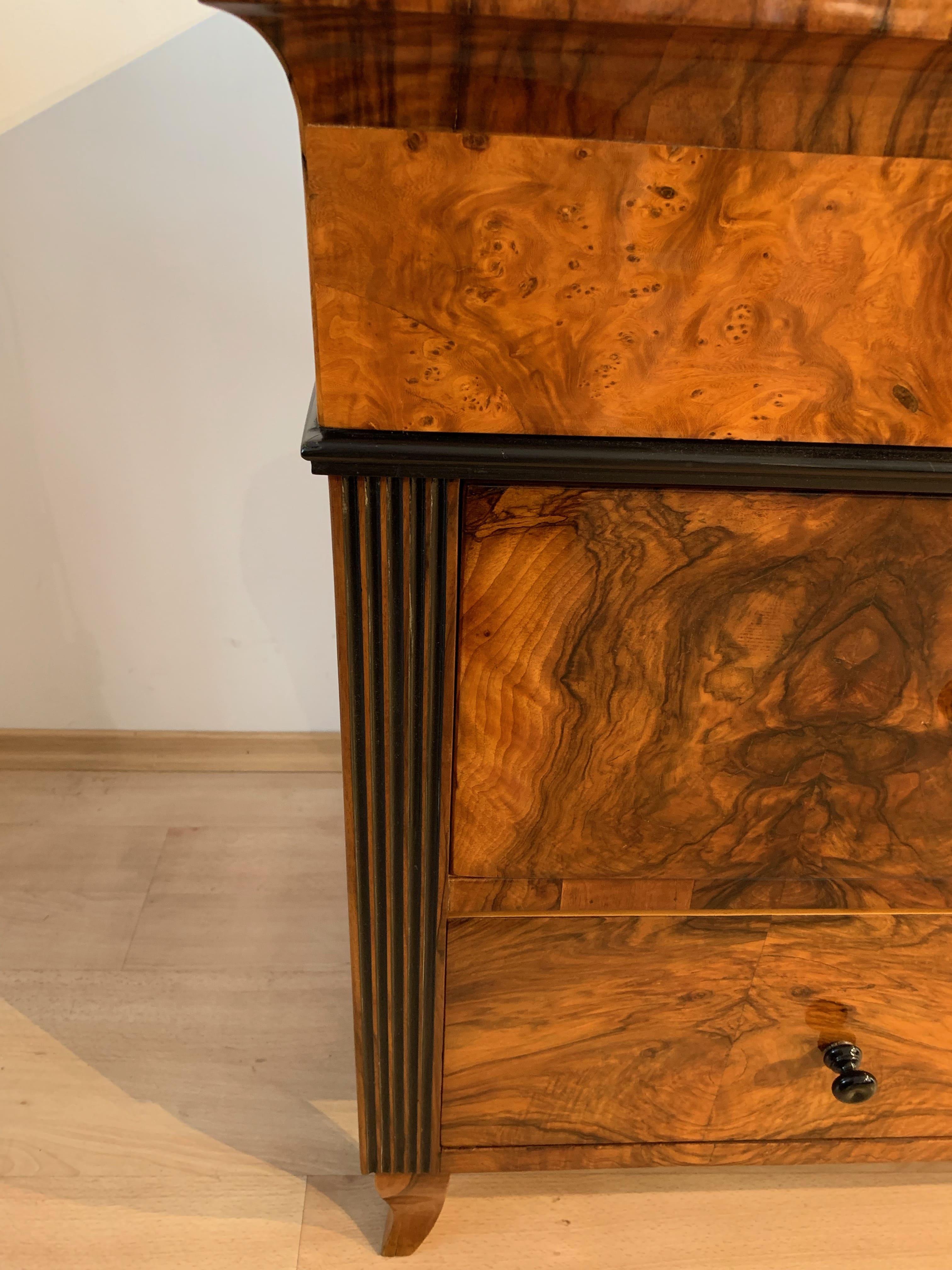 Biedermeier Commode, Walnut and Ash Burl Veneer, Austria, circa 1820 3