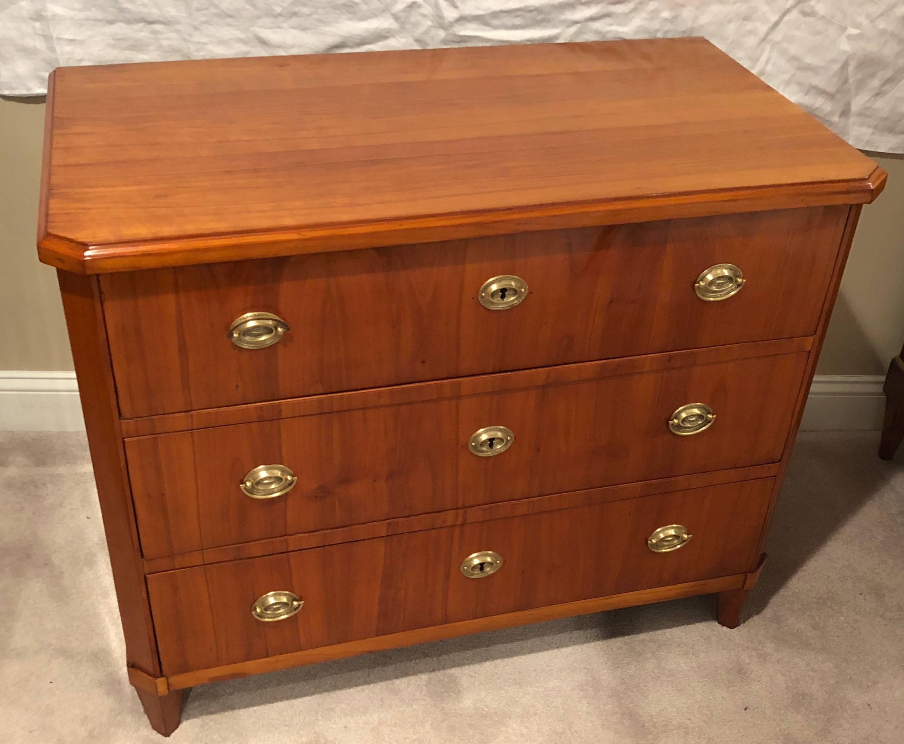 Elegant Biedermeier commode, South German, 1820, cherry veneer. The commode is in excellent condition, it has been professionally restored.