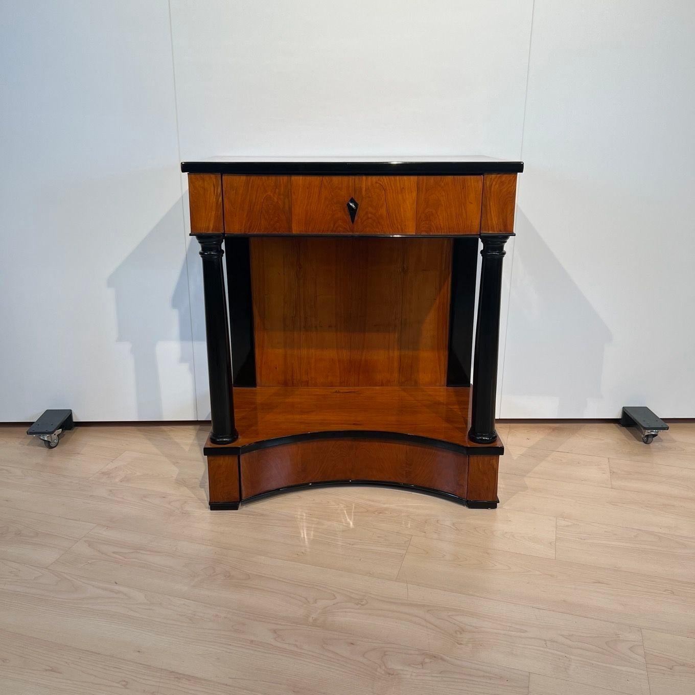 Fine, early Biedermeier / Empire Console table from Southern Germany around 1820.
Blonde cherry wood veneered on softwood and cherry solid wood, partly ebonized. Two thick round ebonized full columns.
Above one drawer with original lock and hidden