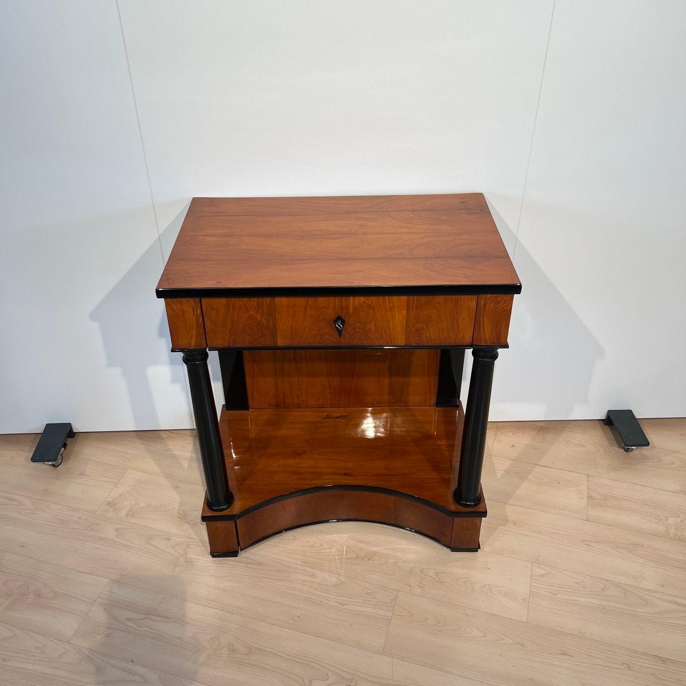 Allemand Table console Biedermeier, deux tiroirs, placage de cerisier, Allemagne du Sud vers 1820 en vente