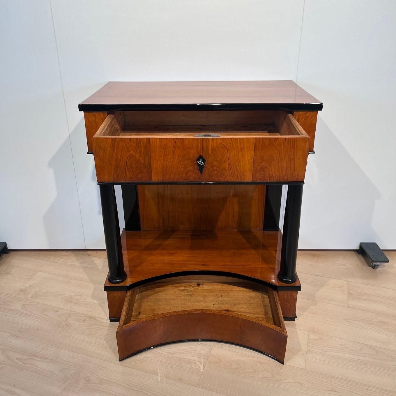 Début du XIXe siècle Table console Biedermeier, deux tiroirs, placage de cerisier, Allemagne du Sud vers 1820 en vente