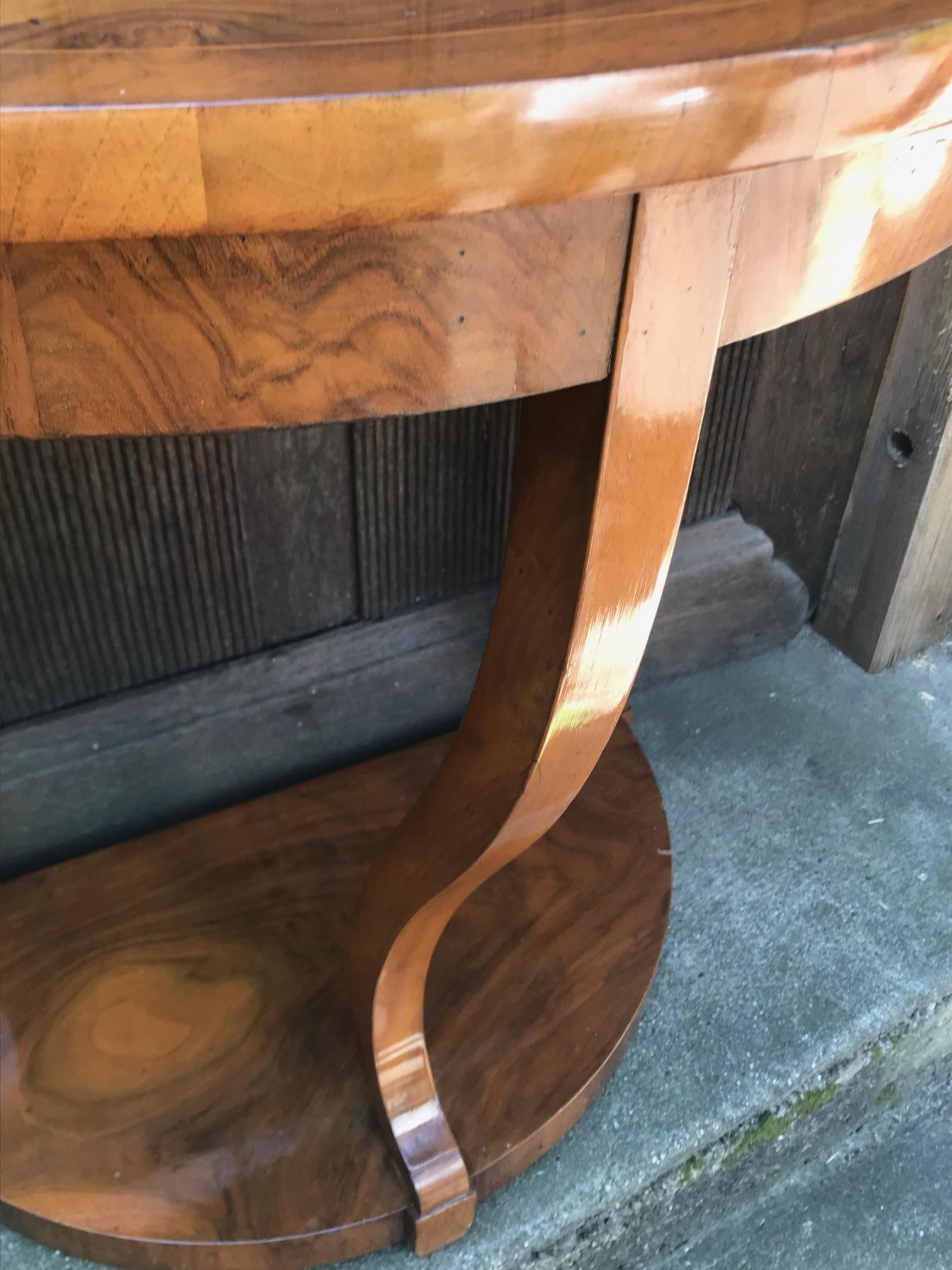 Original Biedermeier console table, South German 1820, walnut veneer. With a beautiful flower marquetry in elm on the top. The table is in very good refinished condition. 