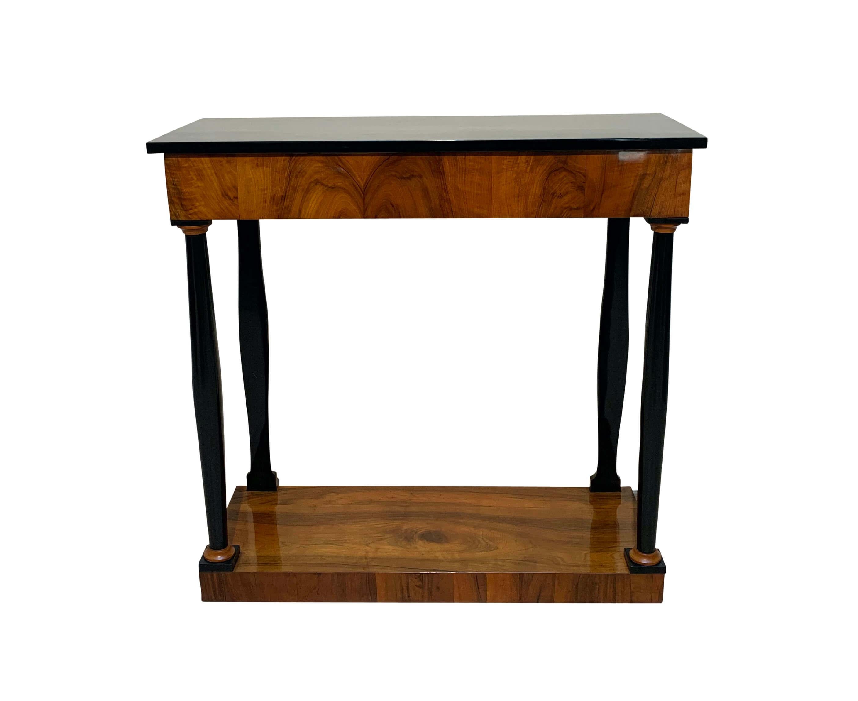 Beautiful straightlined neoclassical Biedermeier Console Table from South Germany, circa 1820.
Walnut veneered on softwood, shellac hand-polished (French Polish).
Ebonized plate and four plates.