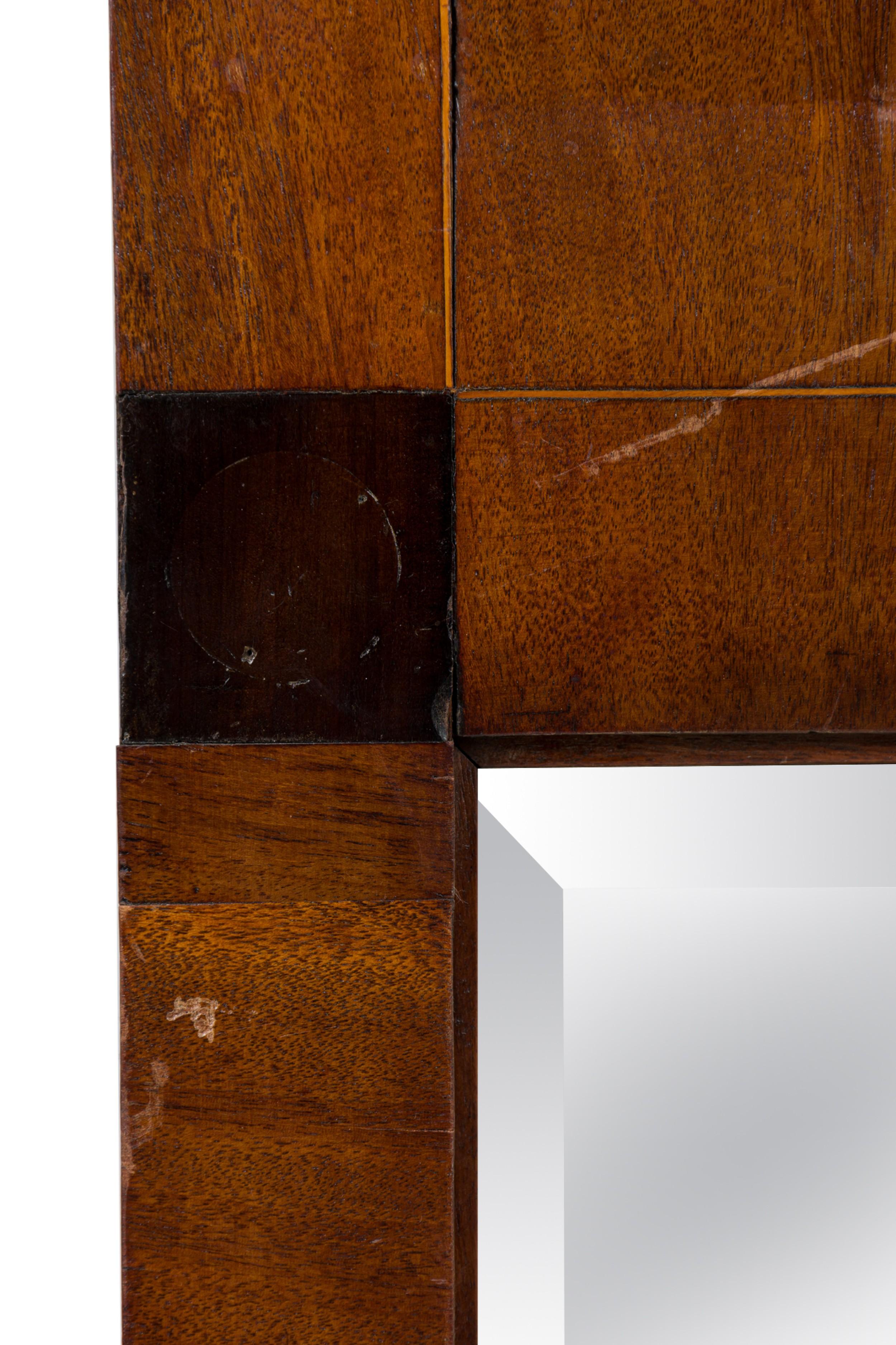 Miroir mural vertical étroit en acajou de style Biedermeier allemand, avec un fronton pointu et une garniture incrustée de bandes.

a besoin d'une petite remise en état