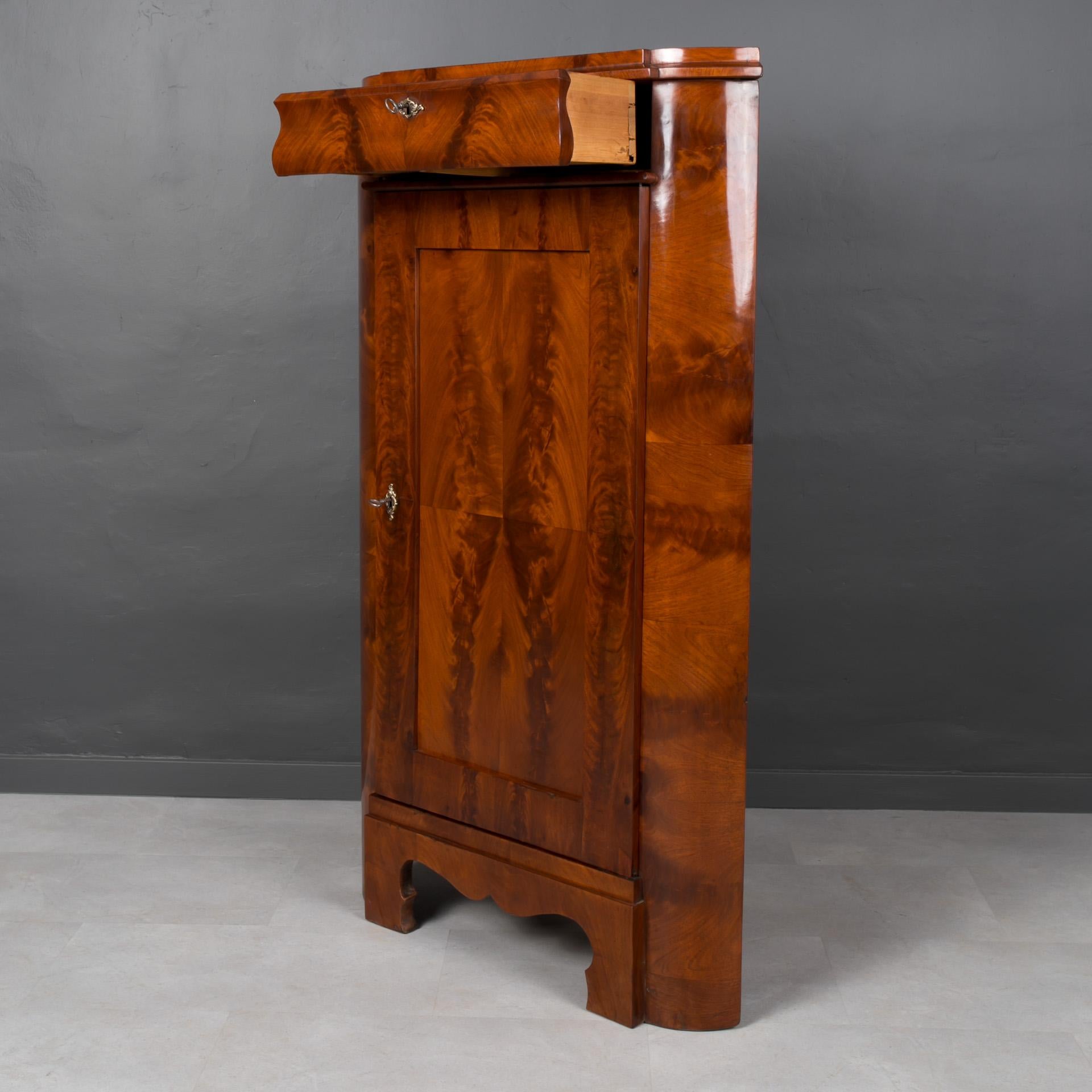 Biedermeier Corner Cabinet, 19th Century, Fully Renovated In Good Condition For Sale In Wrocław, Poland