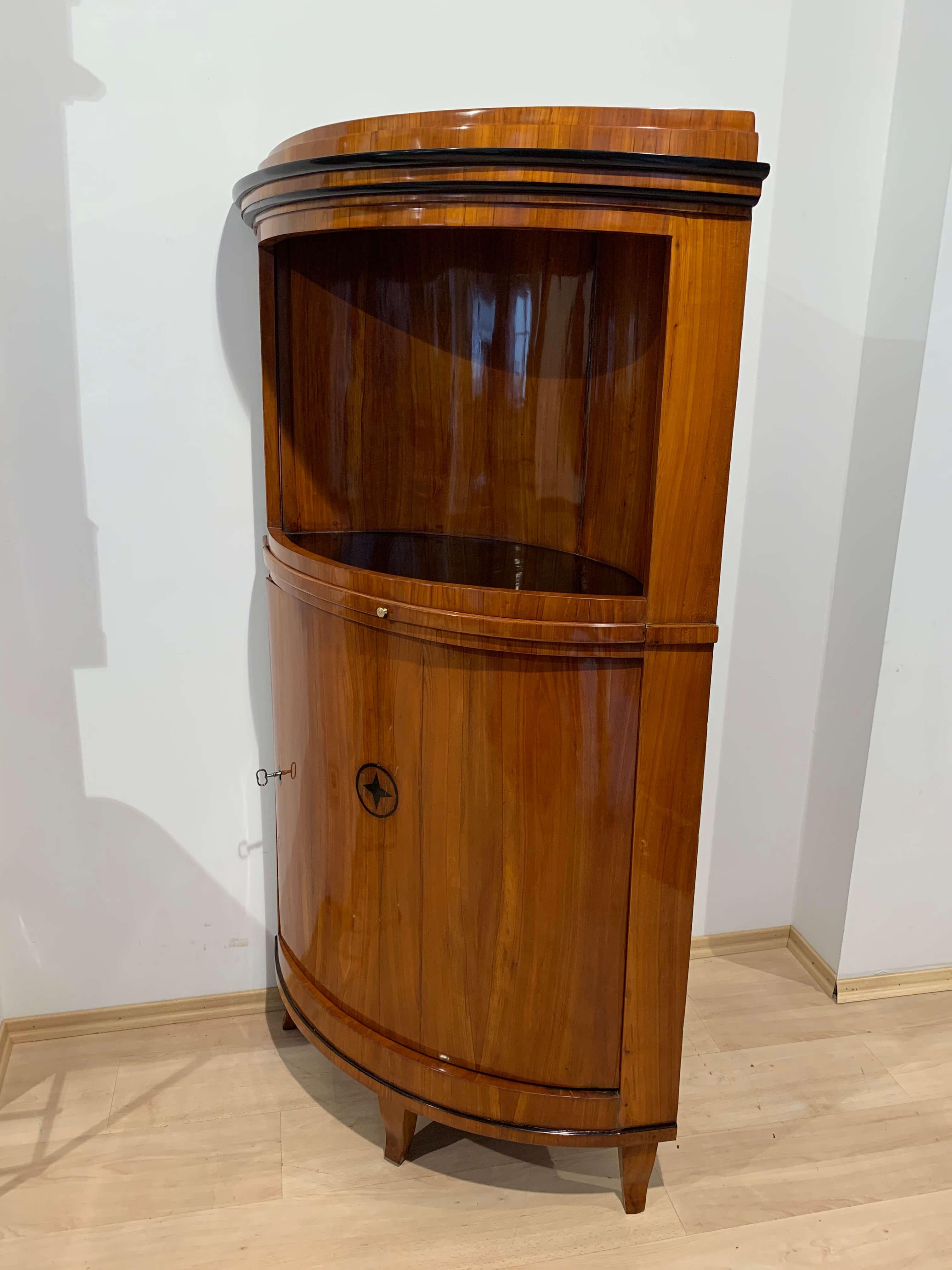Biedermeier Corner Cabinet, Cherry Veneer, Ebony Inlay, South Germany circa 1820 For Sale 10