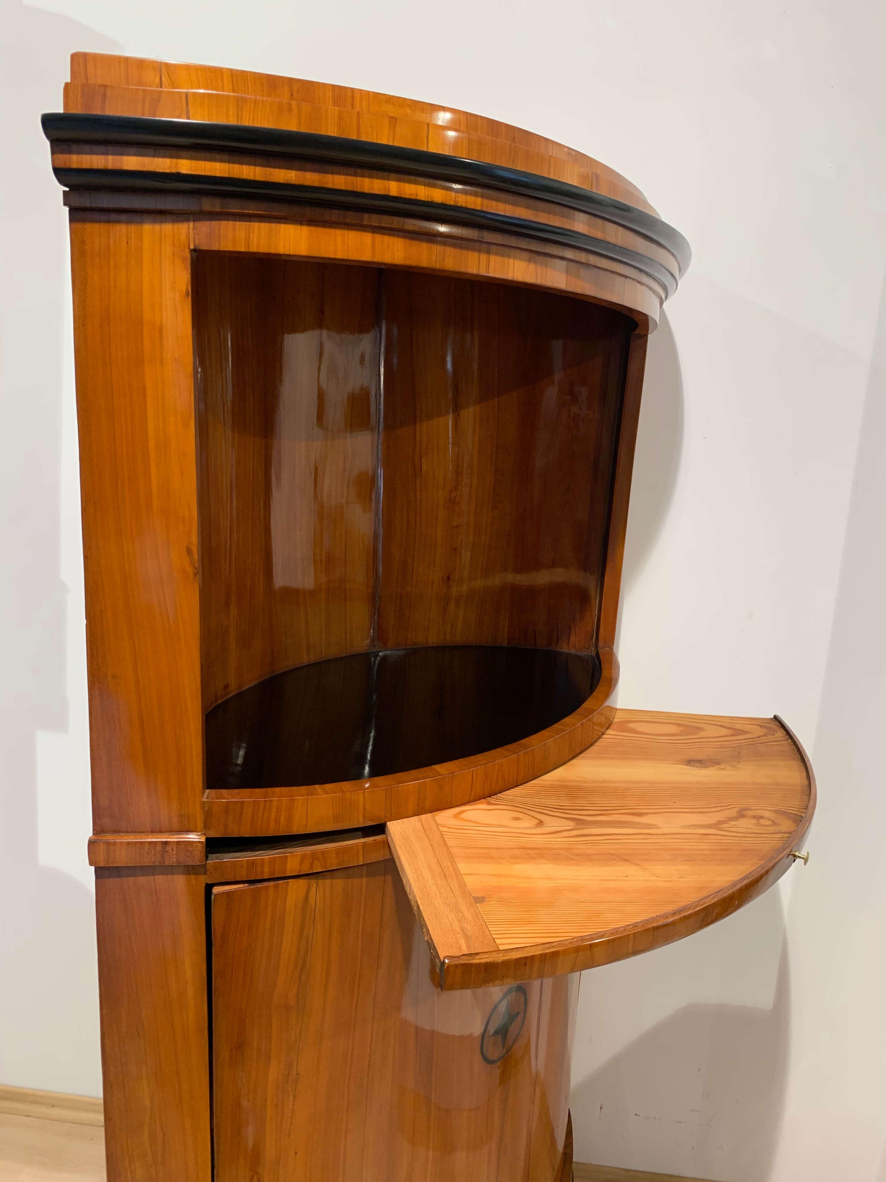 Early 19th Century Biedermeier Corner Cabinet, Cherry Veneer, Ebony, South Germany circa 1820 For Sale