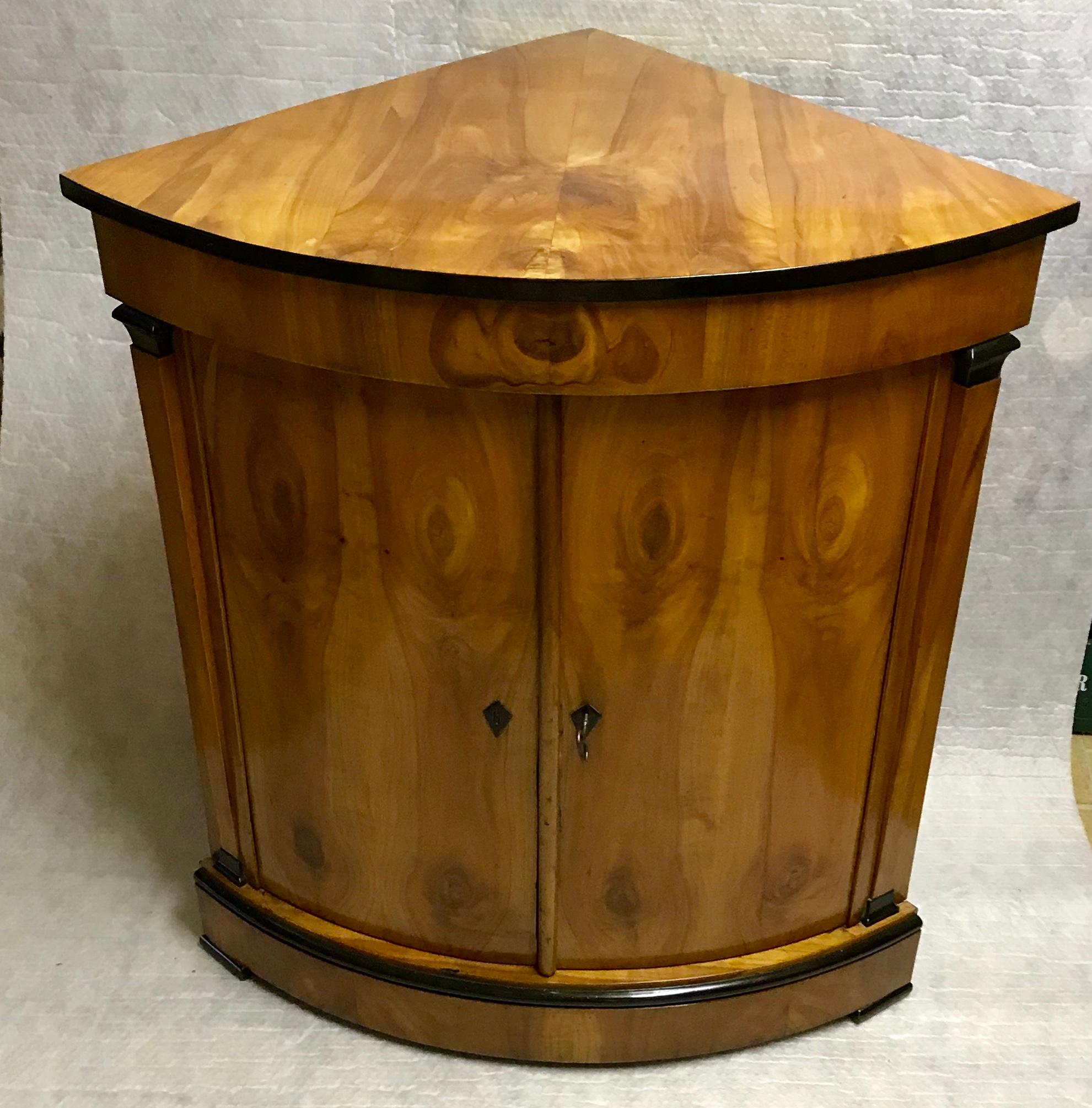 German Biedermeier Corner Cabinet, Munich, 1810-1820