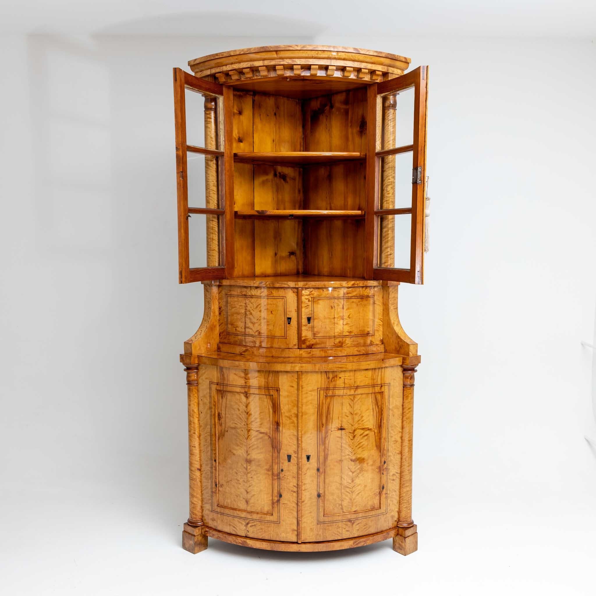 Biedermeier Corner Display Case, Northern Europe, 1st Half 19th Century In Good Condition For Sale In Greding, DE