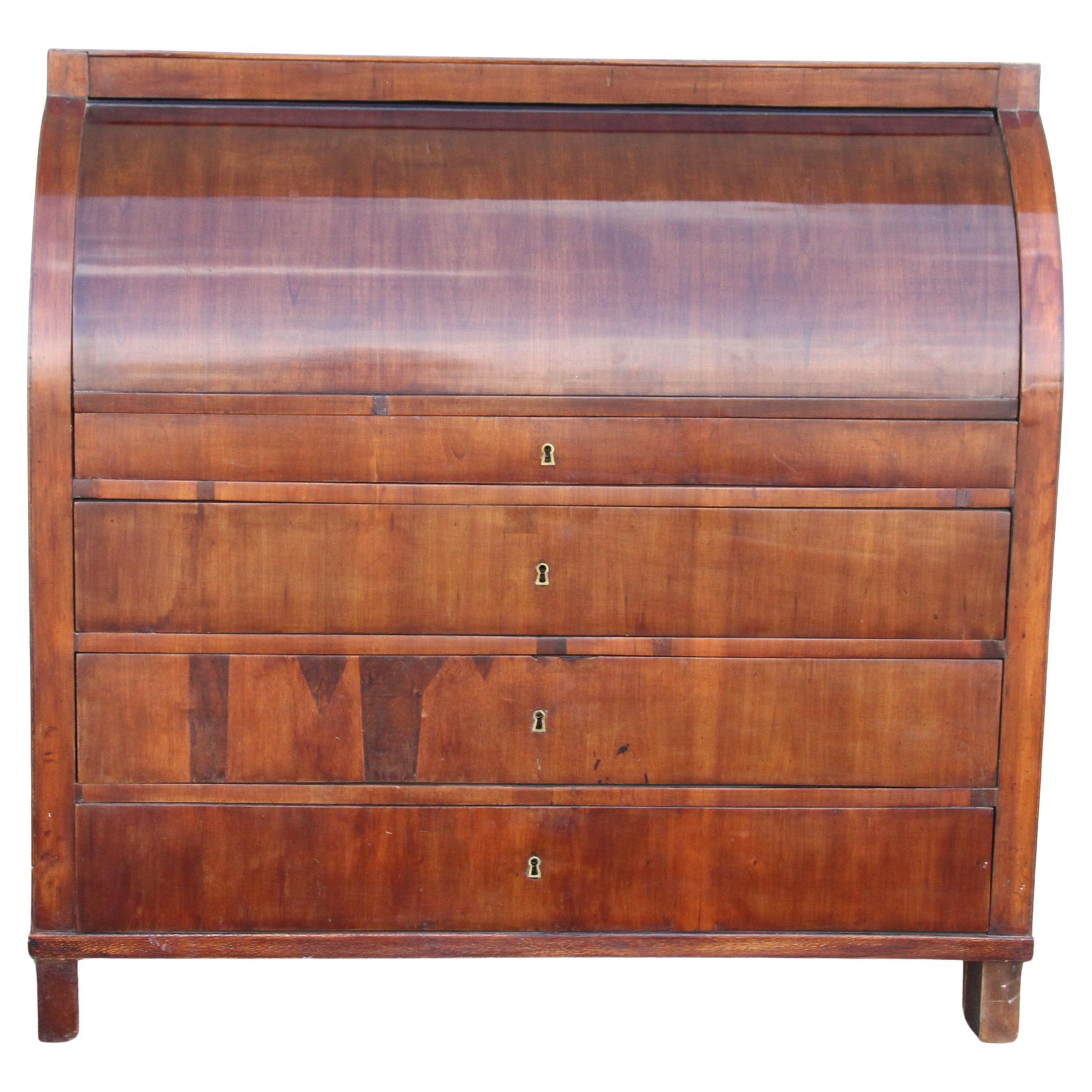 Un ottimo esempio di scrivania classica dal design Biedermeier. Rivestito in pregiata impiallacciatura di mogano e sofisticatamente abbinato ai libri, il piano rotante è solo l'inizio. Gli interni sono realizzati con una bellissima impiallacciatura