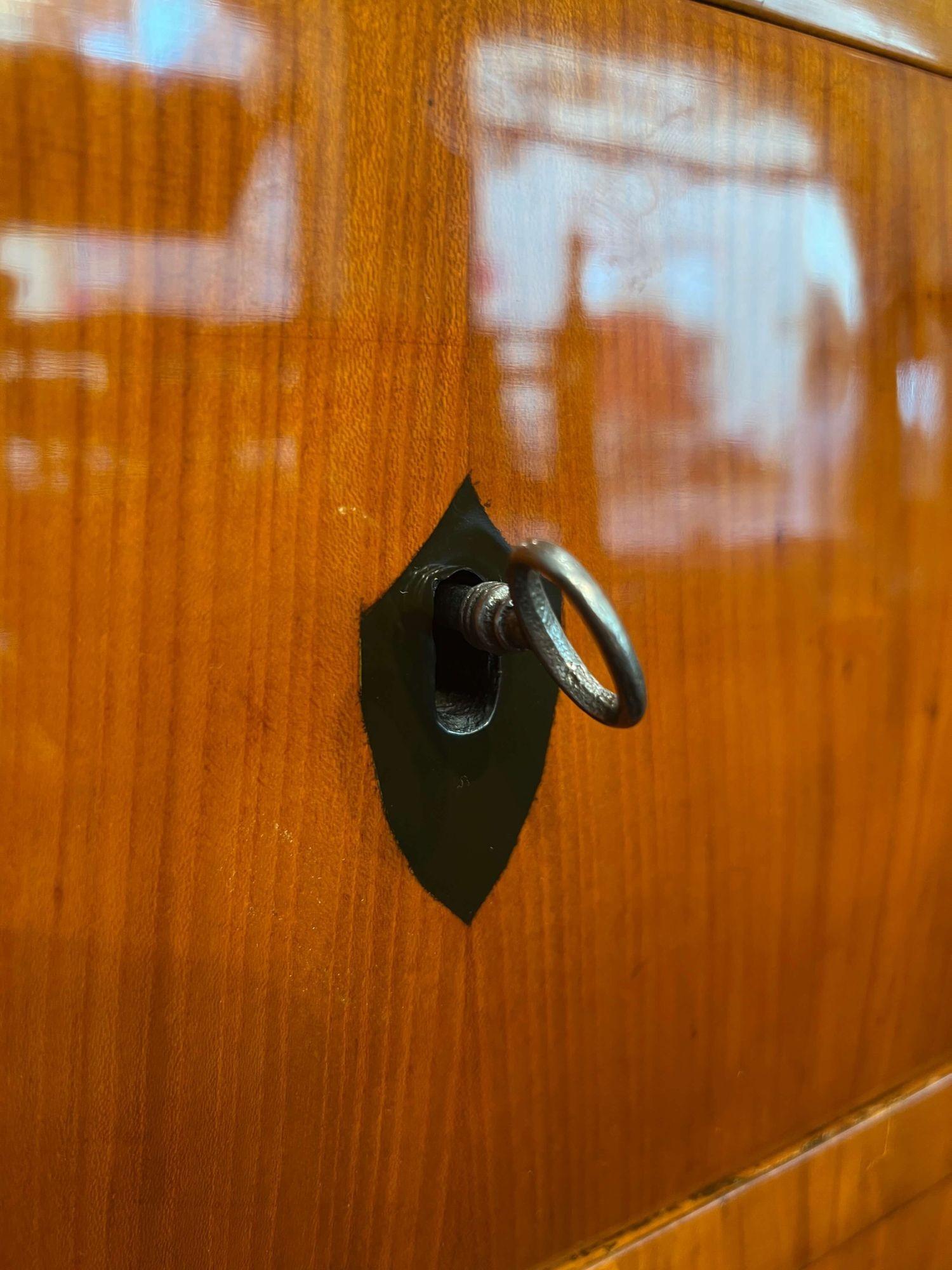 Biedermeier Cylinder Secretaire, Cherry Veneer, South Germany circa 1820 7