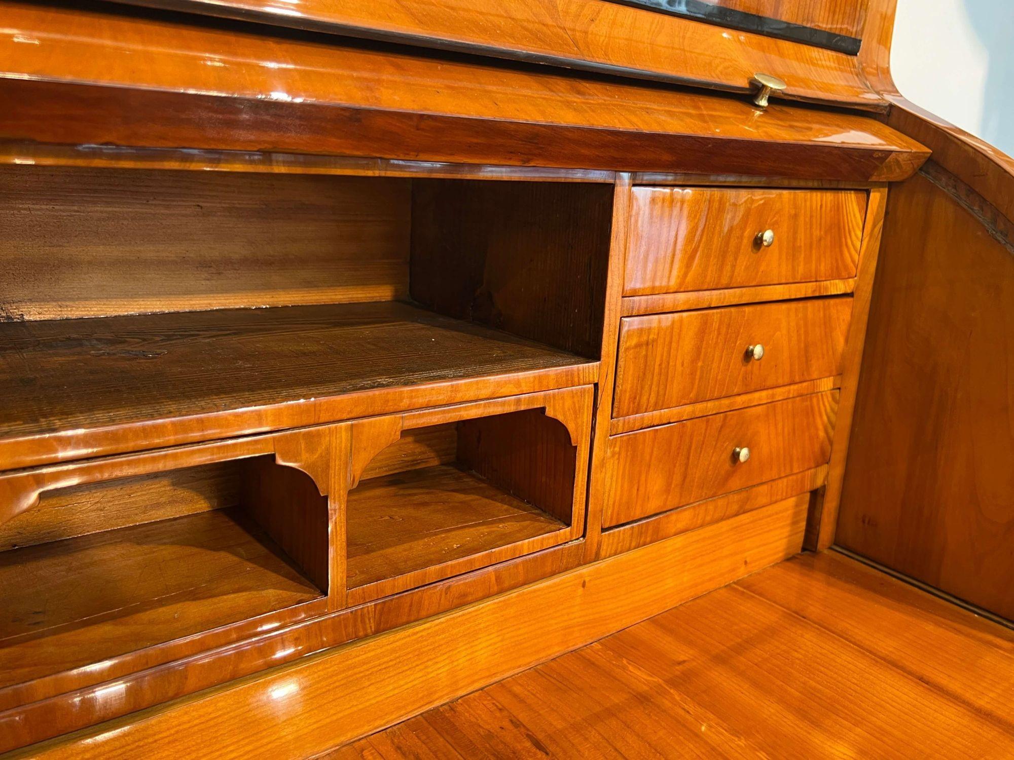 Biedermeier Cylinder Secretaire, Cherry Veneer, South Germany circa 1820 13