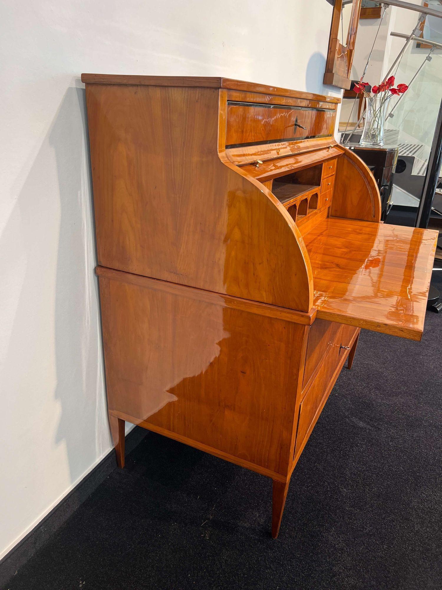 Biedermeier Cylinder Secretaire, Cherry Veneer, South Germany circa 1820 In Good Condition In Regensburg, DE