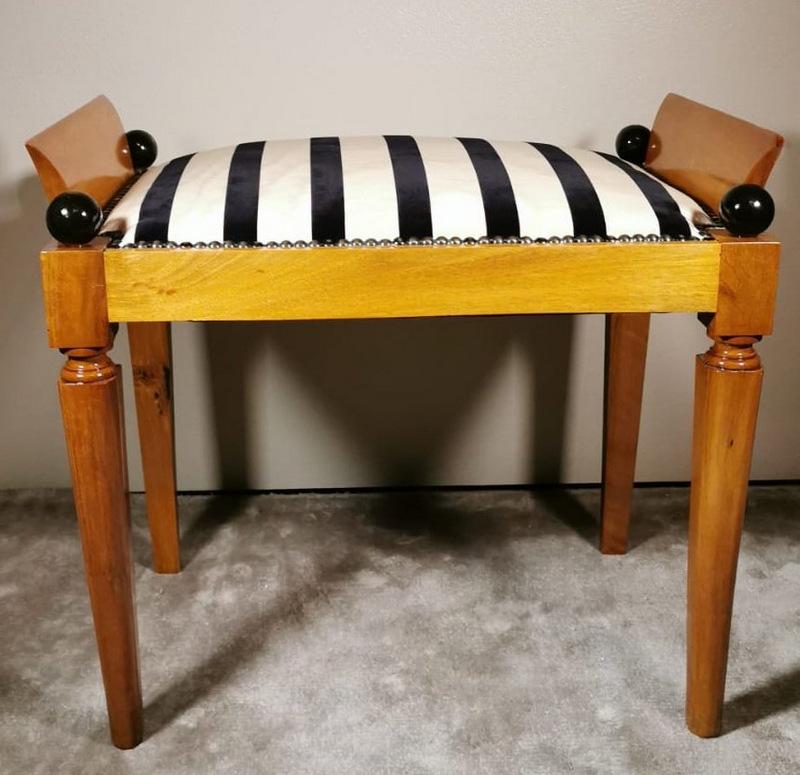 We kindly suggest you read the whole description, because with it we try to give you detailed technical and historical information to guarantee the authenticity of our objects.
Elegant and refined Danish bench; it was made between 1850 and 1855 in