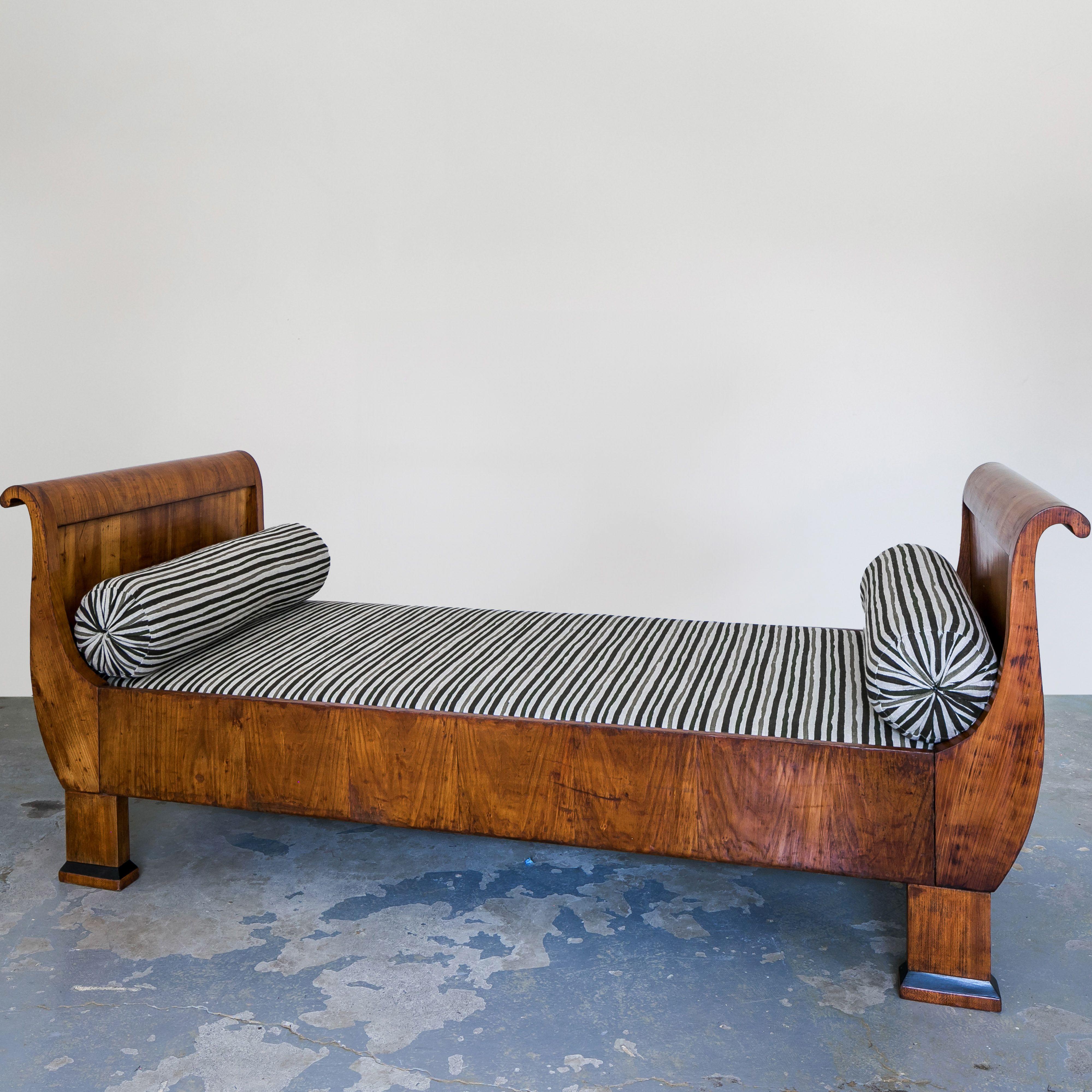 Splendido letto da giorno Biedermeier appena rivestito in tessuto di lino a righe verdi. Un esempio eccellente della semplicità e dell'eleganza del design Biedermeier. Splendidi dettagli in noce con strisce scure sulle gambe. 