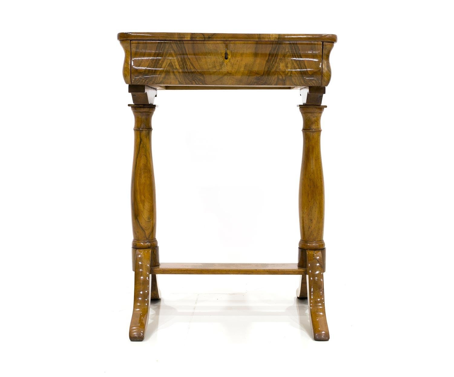 Dekorativer Tisch, sogenannter Fadentisch im Biedermeierstil. Die Möbel wurden sehr behutsam und professionell restauriert. Das Ursprungsland ist Deutschland. Das Stück wurde um 1830 hergestellt. Er ist aus Nussbaumholz gefertigt und die Platte ist