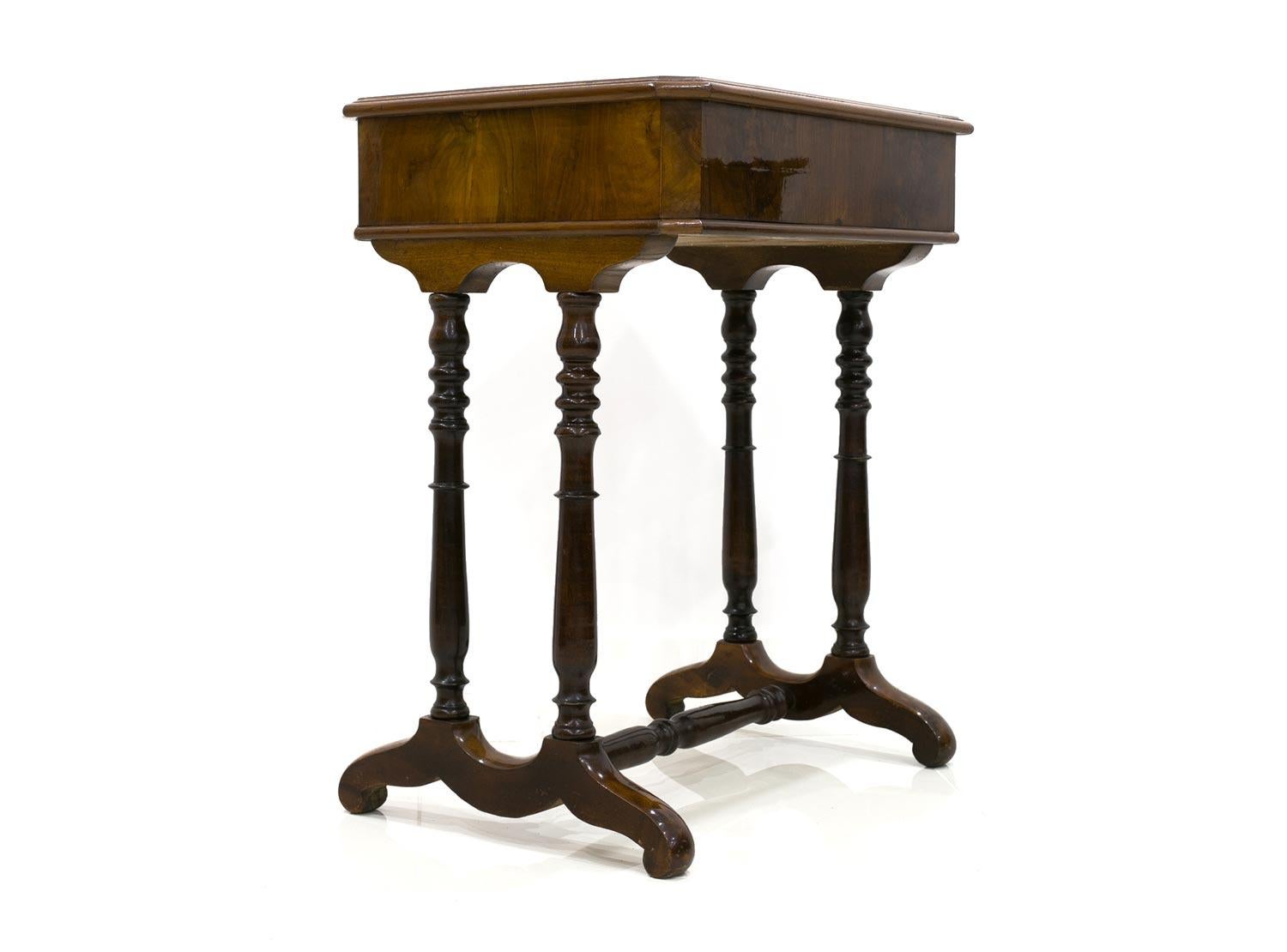 Biedermeier Decorative Thread Table with Marquetry Details, France, circa 1820 In Excellent Condition For Sale In Wrocław, Poland