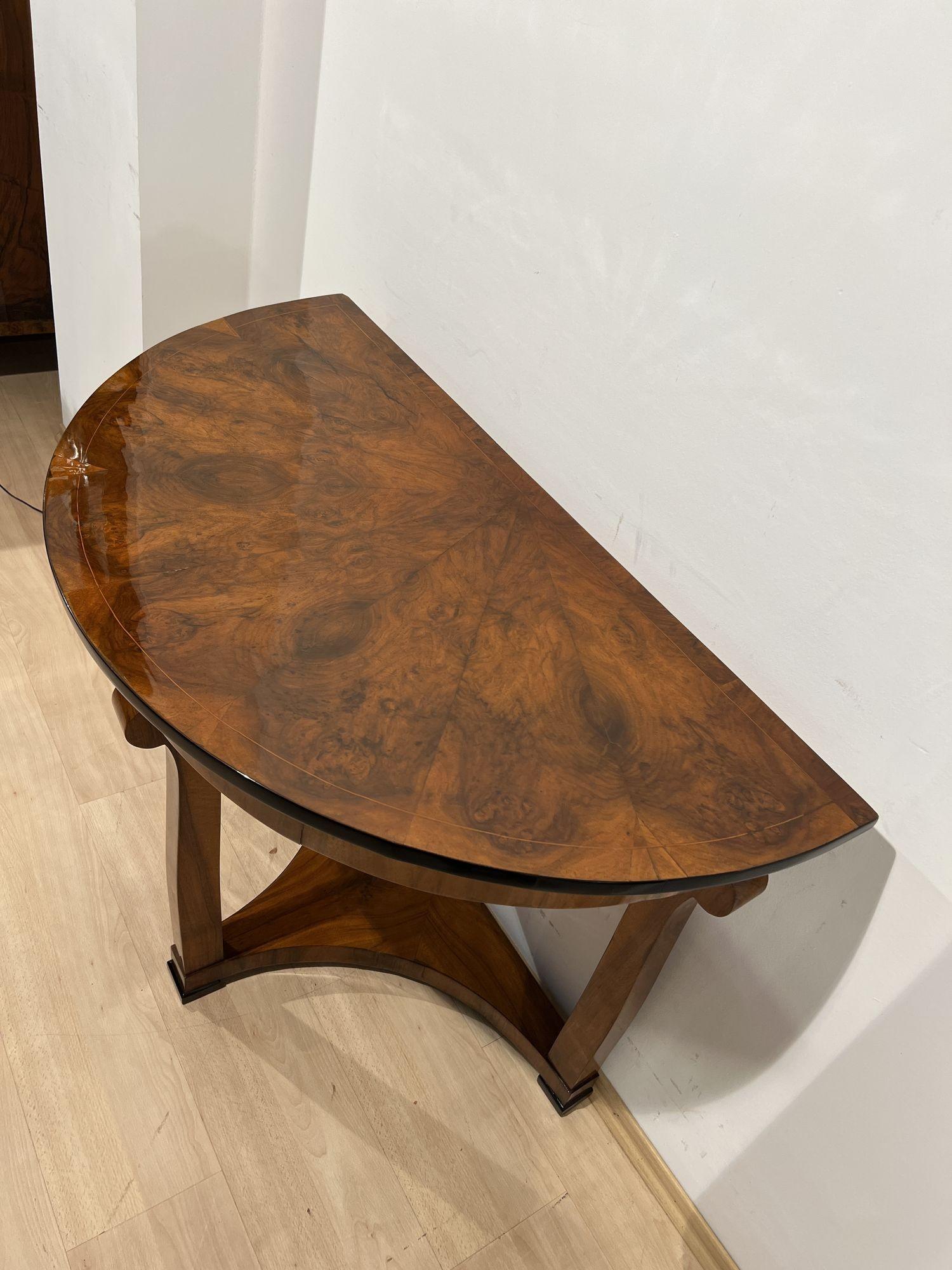 Biedermeier Demi-Lune Console Table, Walnut Veneer, Maple, Austria, circa 1830 In Good Condition For Sale In Regensburg, DE