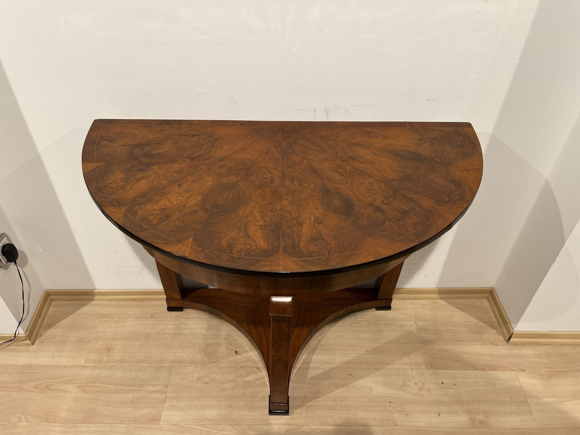 Biedermeier Demi-Lune Console Table, Walnut Veneer, Maple, Austria, circa 1830 For Sale 2