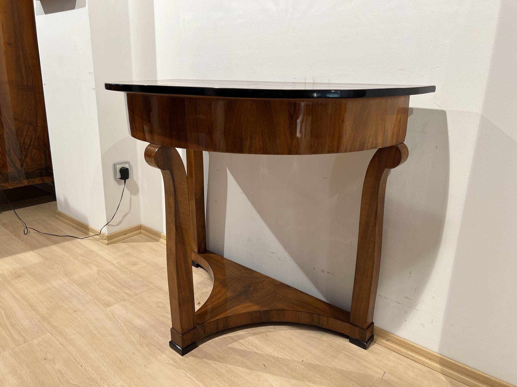 Biedermeier Demi-Lune Console Table, Walnut Veneer, Maple, Austria, circa 1830 For Sale 4