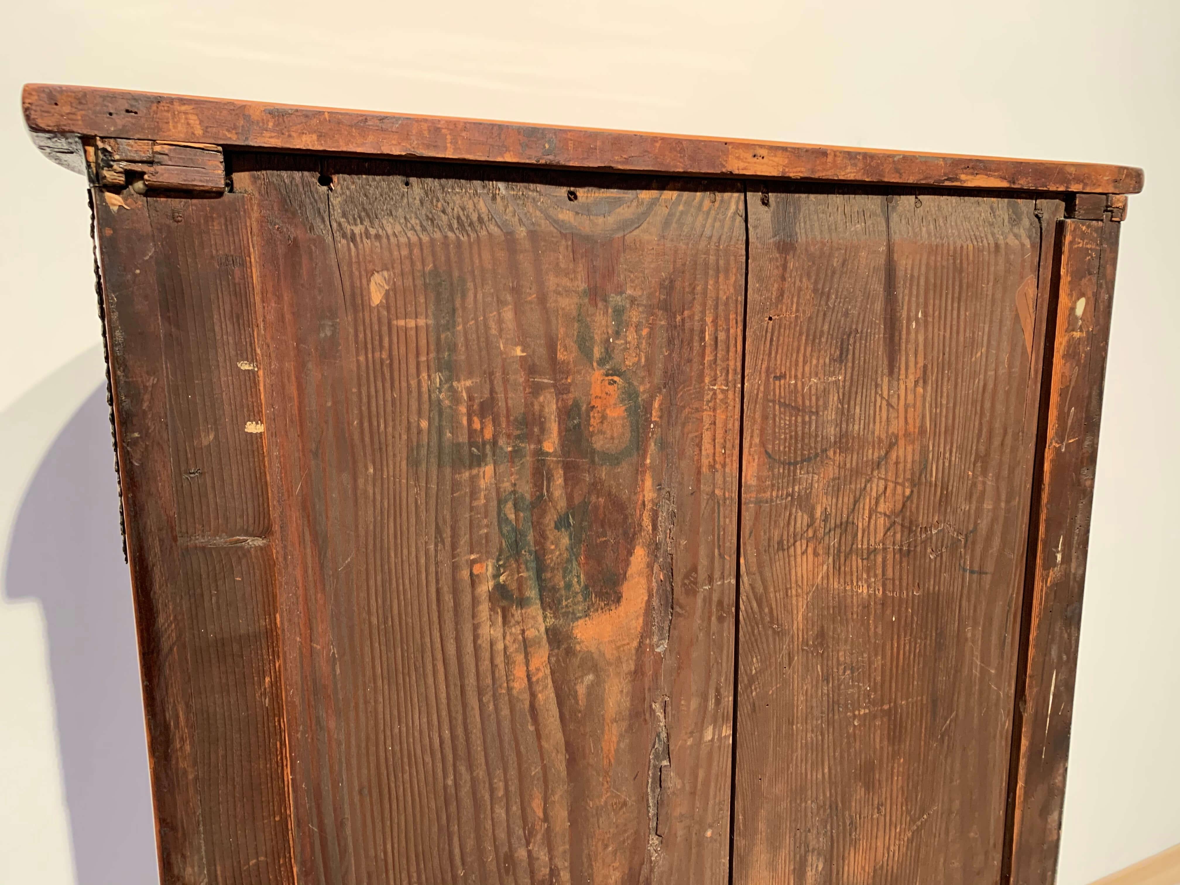 Medio armario neoclásico Demilune, madera de cerezo y latón, Francia, hacia 1810 en venta 12