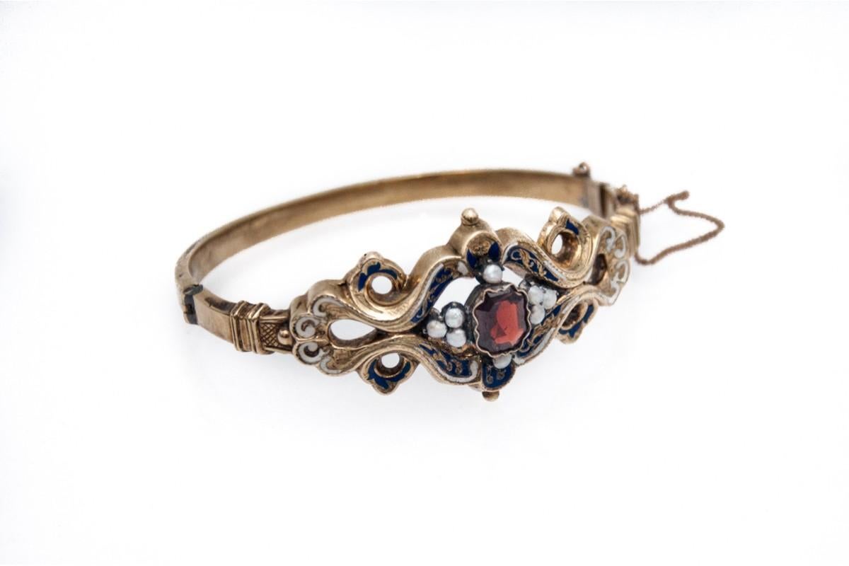 Victorian Biedermeier demi-parure, gold bracelet and brooch with garnets & enamel, 1850s. For Sale